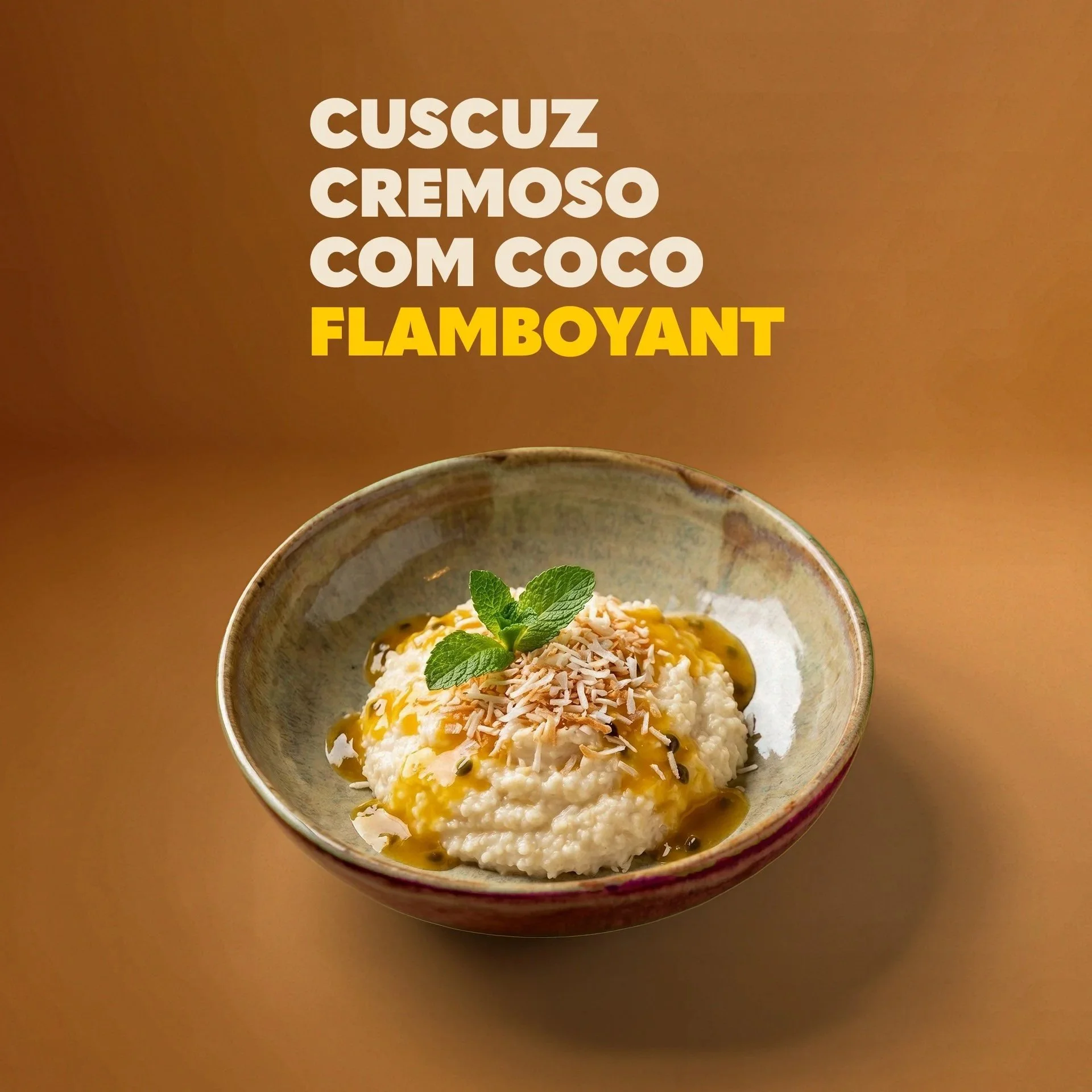 Tigela com flan de coco decorado com hortelã fresca, lascas de coco e calda dourada, apresentada sobre fundo marrom