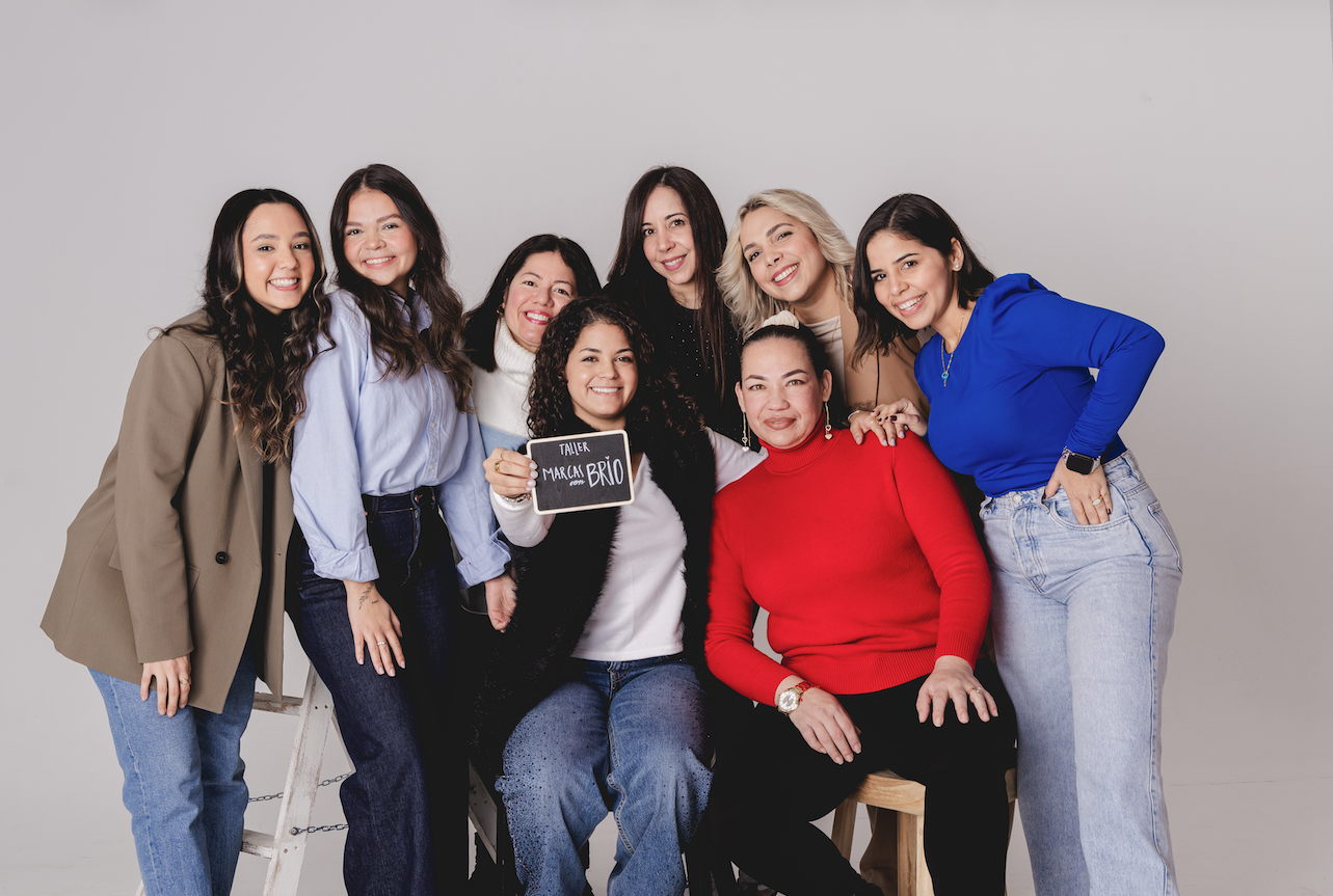 Nueve mujeres empresarias en un taller de marcas organizado por House of BRÍO.