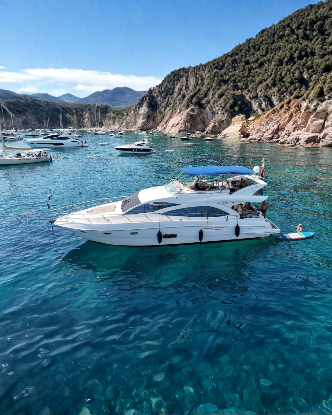Yate en la costa de Barcelona para Founders on Board, una experiencia de estrategia, posicionamiento y ventas para empresarios.