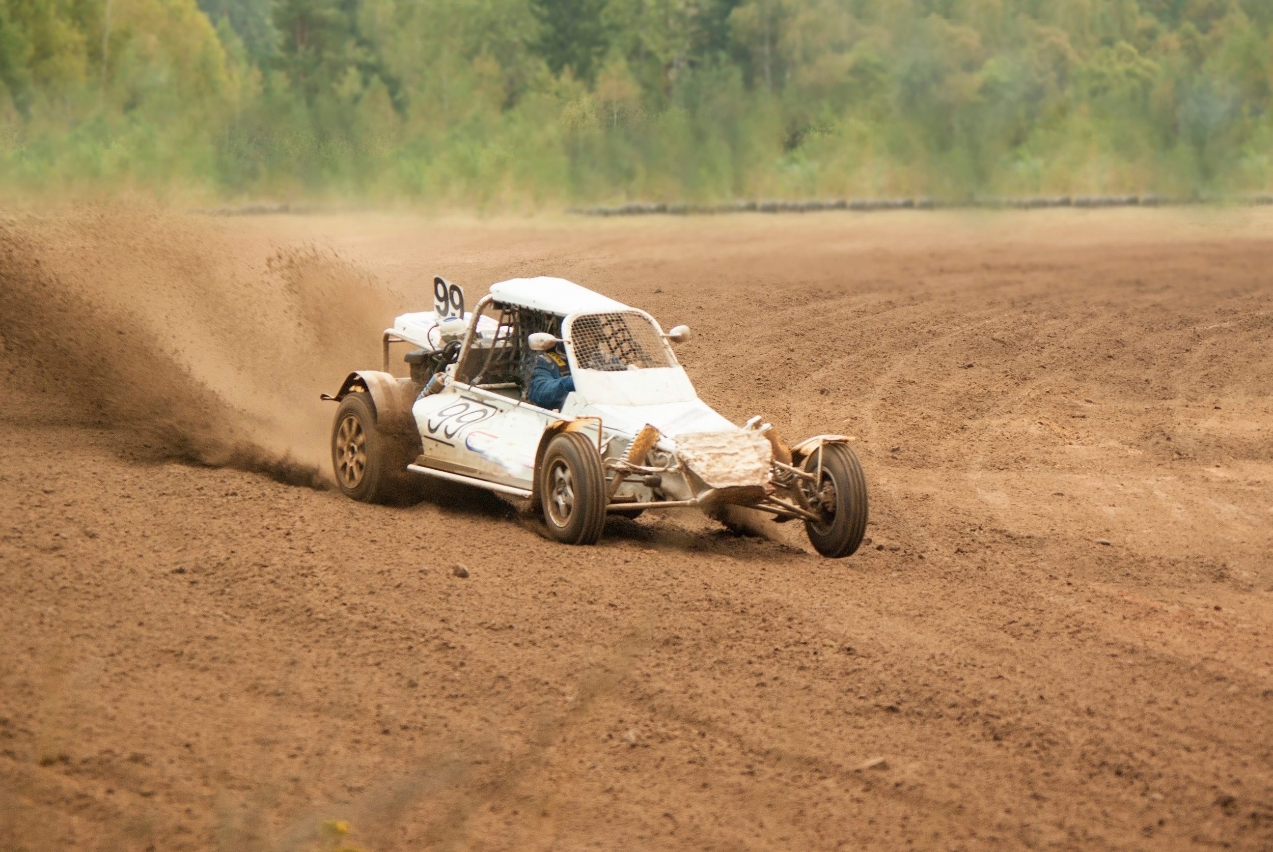 racing-car-rides-at-high-speed-on-a-sandy-road-un-2026-01-06-10-55-34-utc.jpg