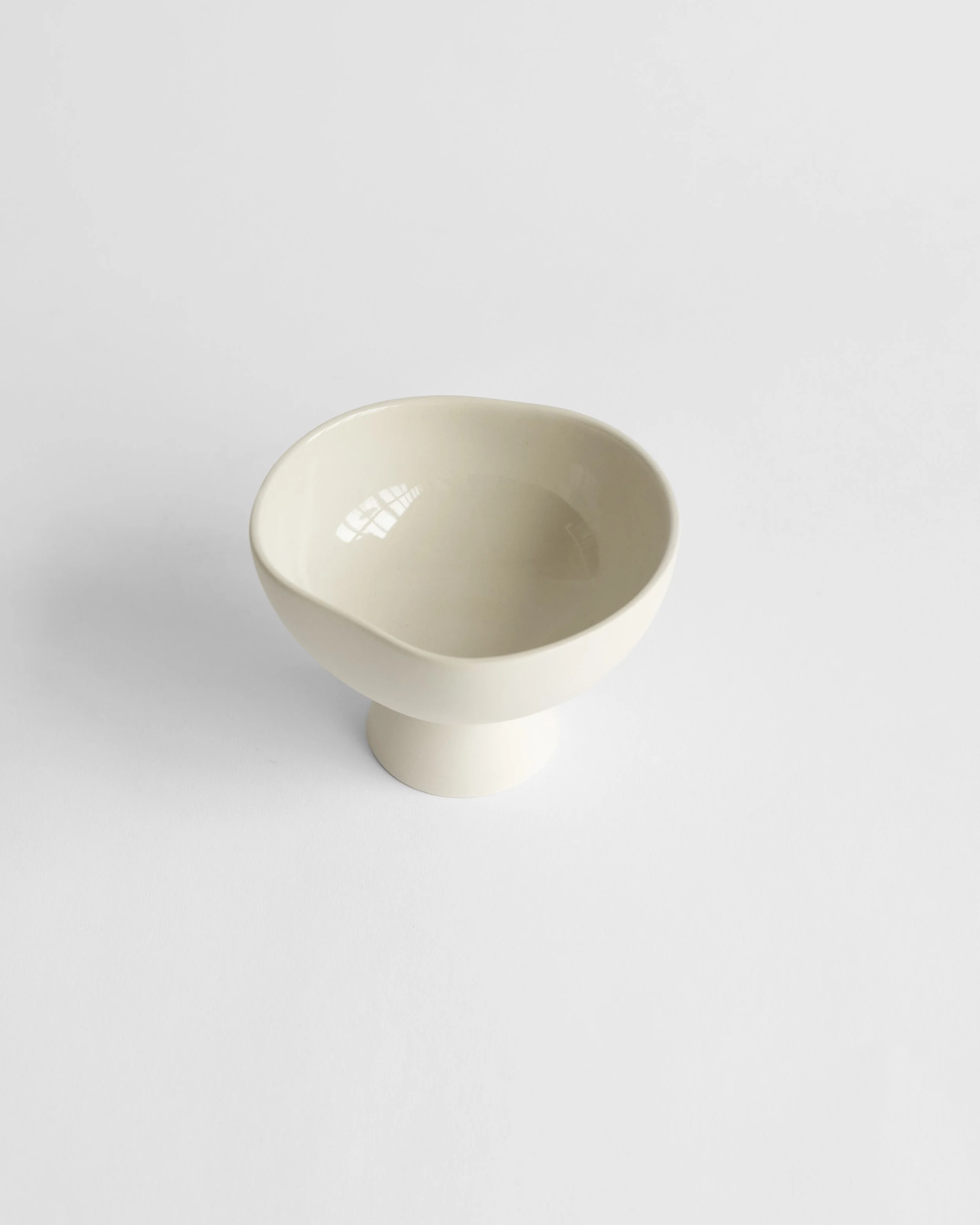 NEW_Aava_small_pedestal_bowl_cream_b.jpg