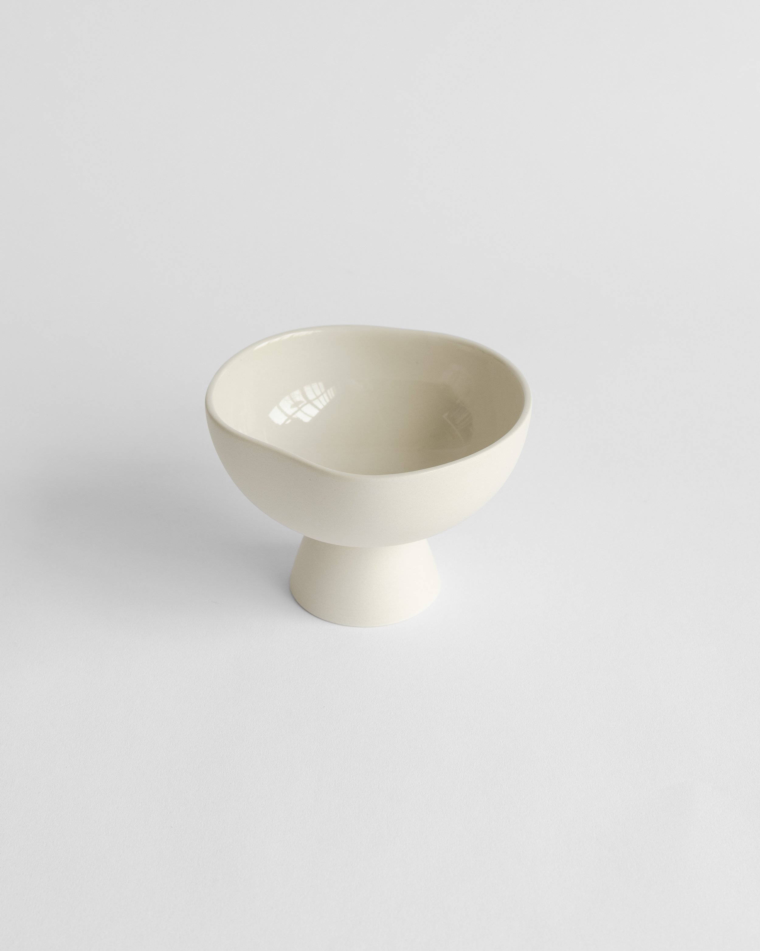 NEW_Aava_small_pedestal_bowl_cream_a.jpg