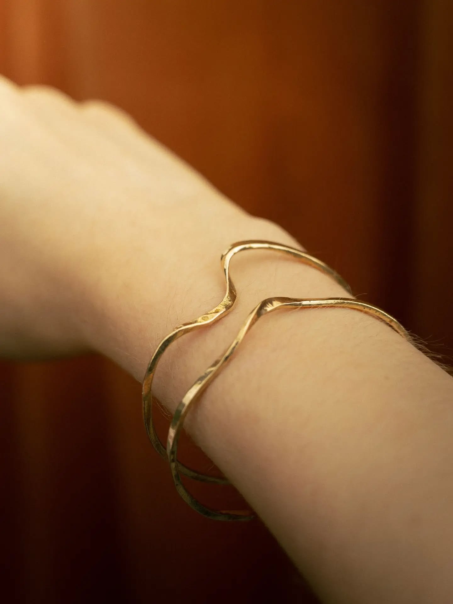 Handmade brass cuffs and bangles available on my website or come and say hello this Sunday 10am-2pm at @stgeorgebowlsandsocialclub 

📸 @macnabhermione