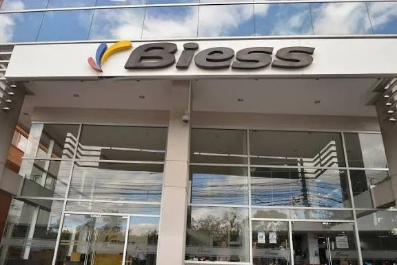 Fachada de un edificio con cartel de la tienda Biess.