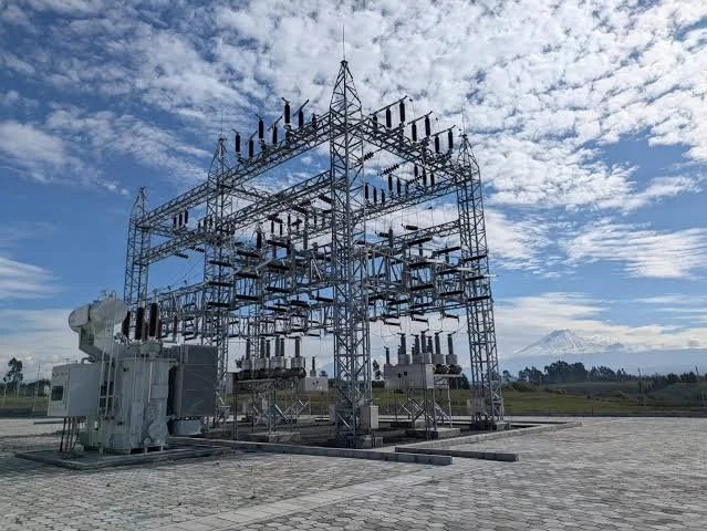 Estructura de una subestación eléctrica con componentes metálicos y equipos de distribución en un espacio abierto.