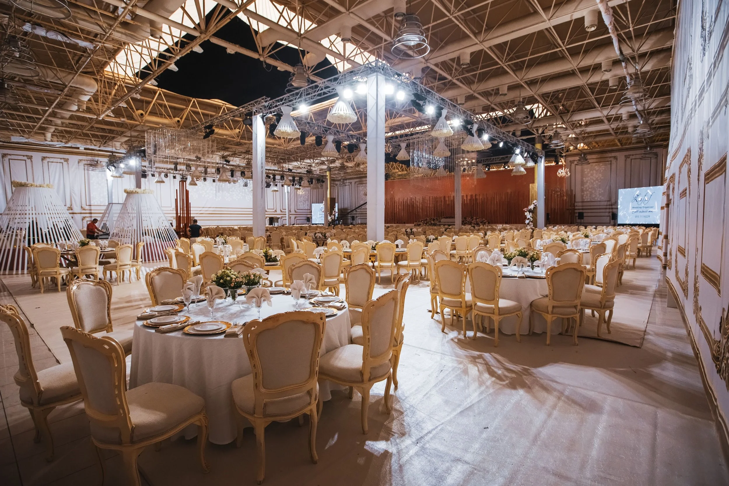 Salle de mariage élégante avec des tables rondes et décoration florale à Lausanne.