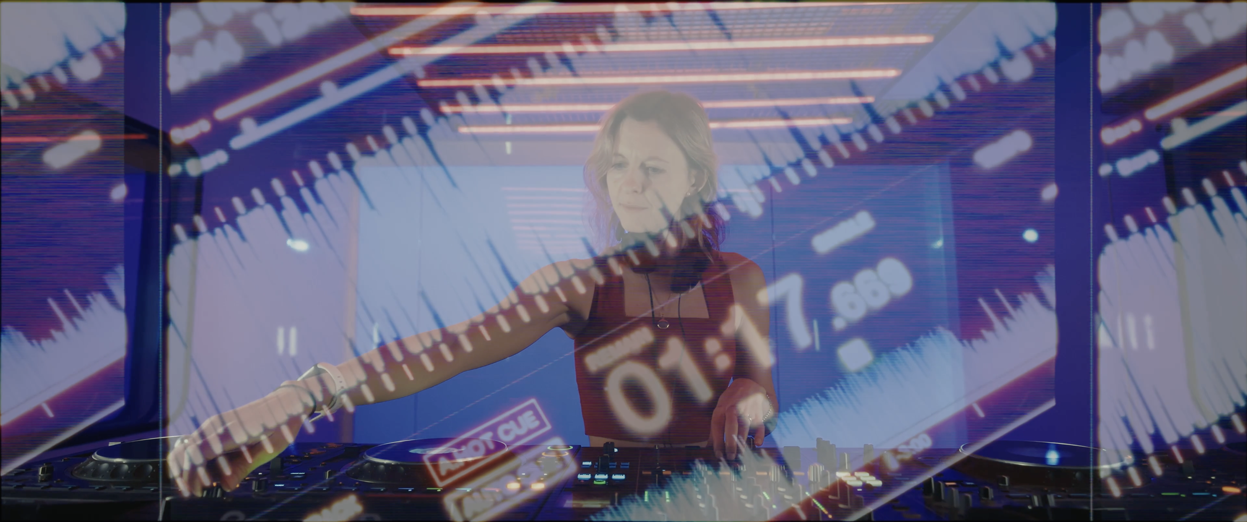 Production vidéo pour une femme DJ mixant à un événement avec des lumières de couleurs vives et des graphiques numériques projetés en arrière-plan.