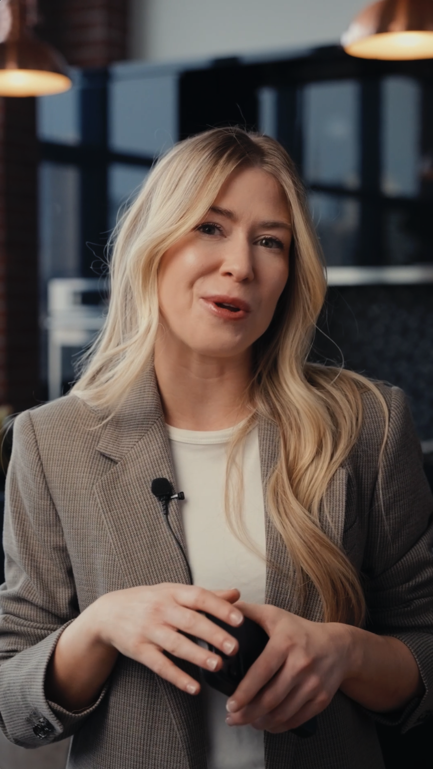 Production vidéo pour Multi-Prêt Hypothèque à Montréal et une femme blonde en blazer marron avec un micro attaché à sa veste.