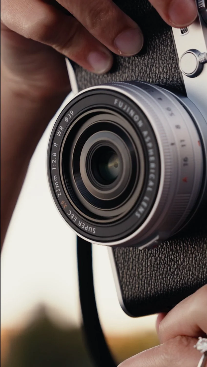 Contenu réseaux sociaux pour Gosselin photo. Une Prise de vue rapprochée d'un appareil photo Fujinon XF 23mm avec objectif de 2.8.