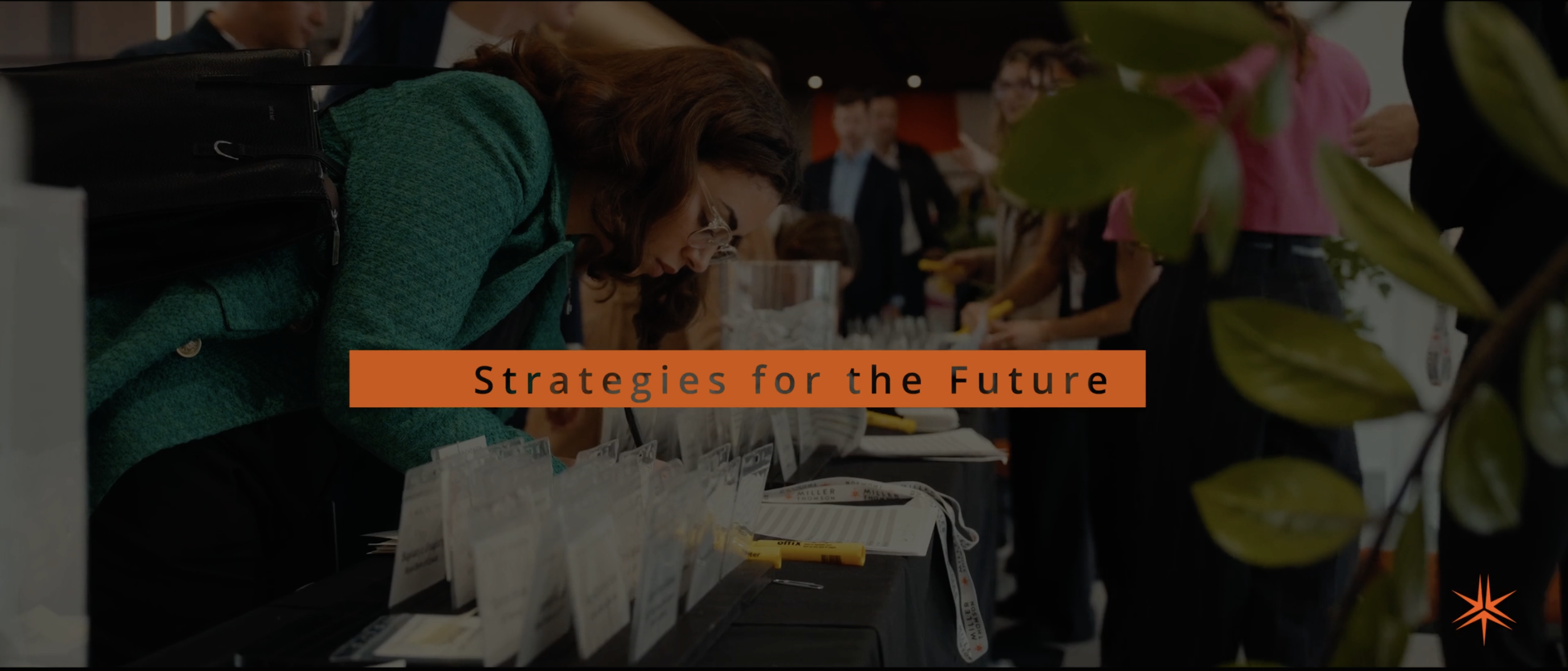 Une femme qui examine des objets ou des documents sur un stand lors d'une conférence ou d'un salon, avec le texte 'Strategies for the Future' en surimpression orange.