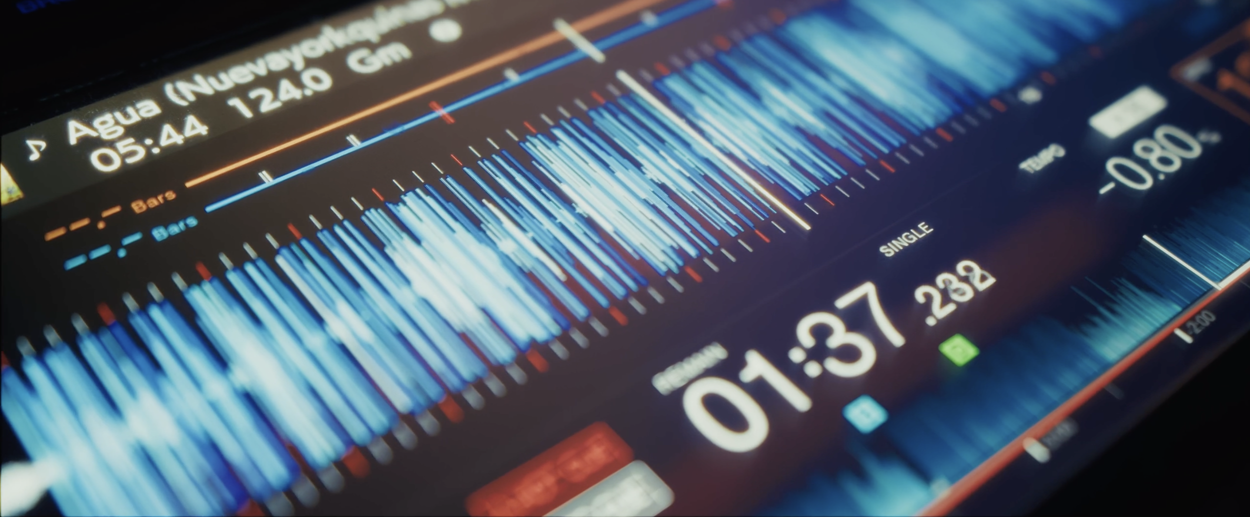 Capture d'écran d'une application de lecteur audio affichant une chanson intitulée 'Agua' avec une visualisation audio colorée et une minuterie.