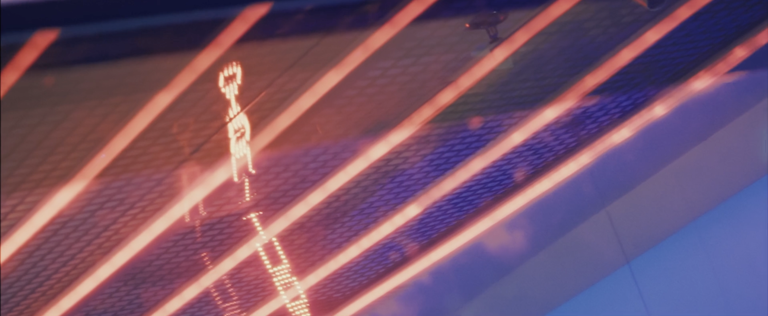 Reflet de lumières rouges et bleues sur une surface métallique avec une grille et des lignes lumineuses.