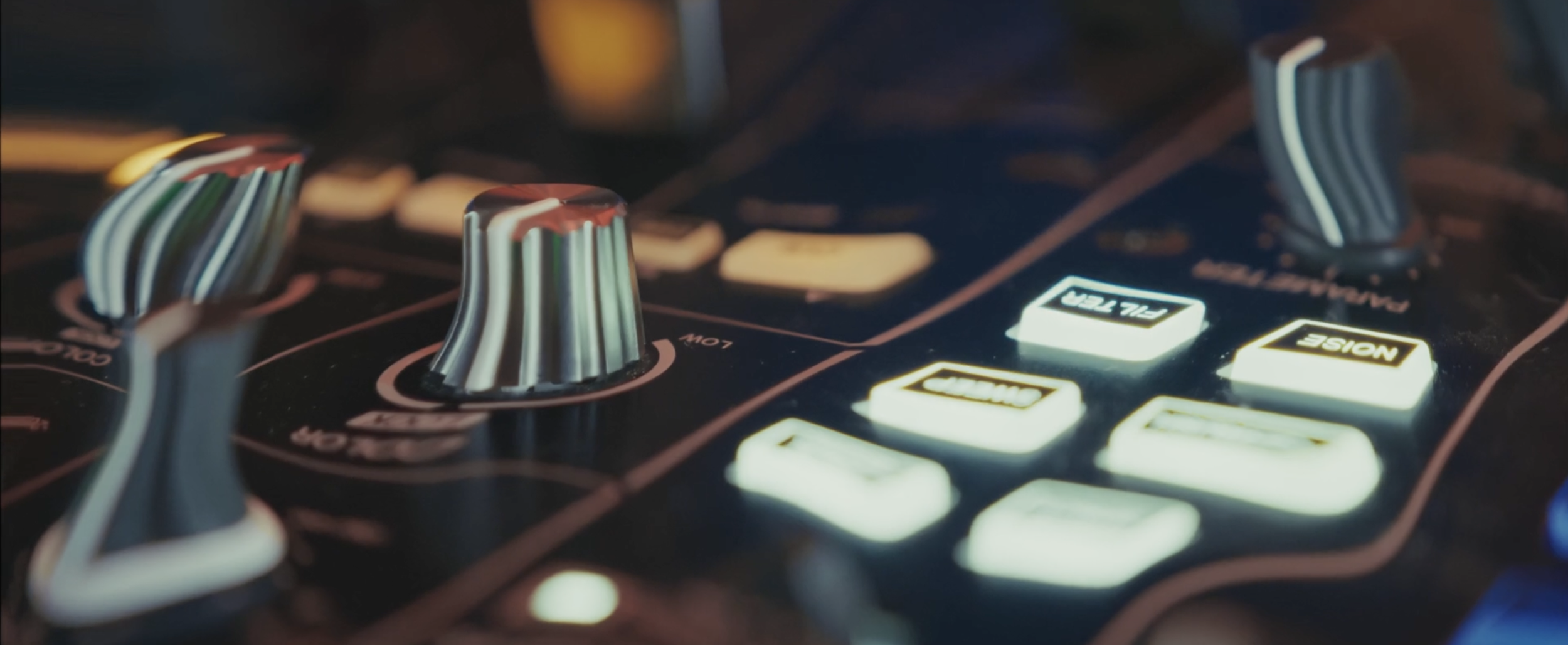 Prise de contrôle de DJ avec des boutons lumineux et des scratchs.