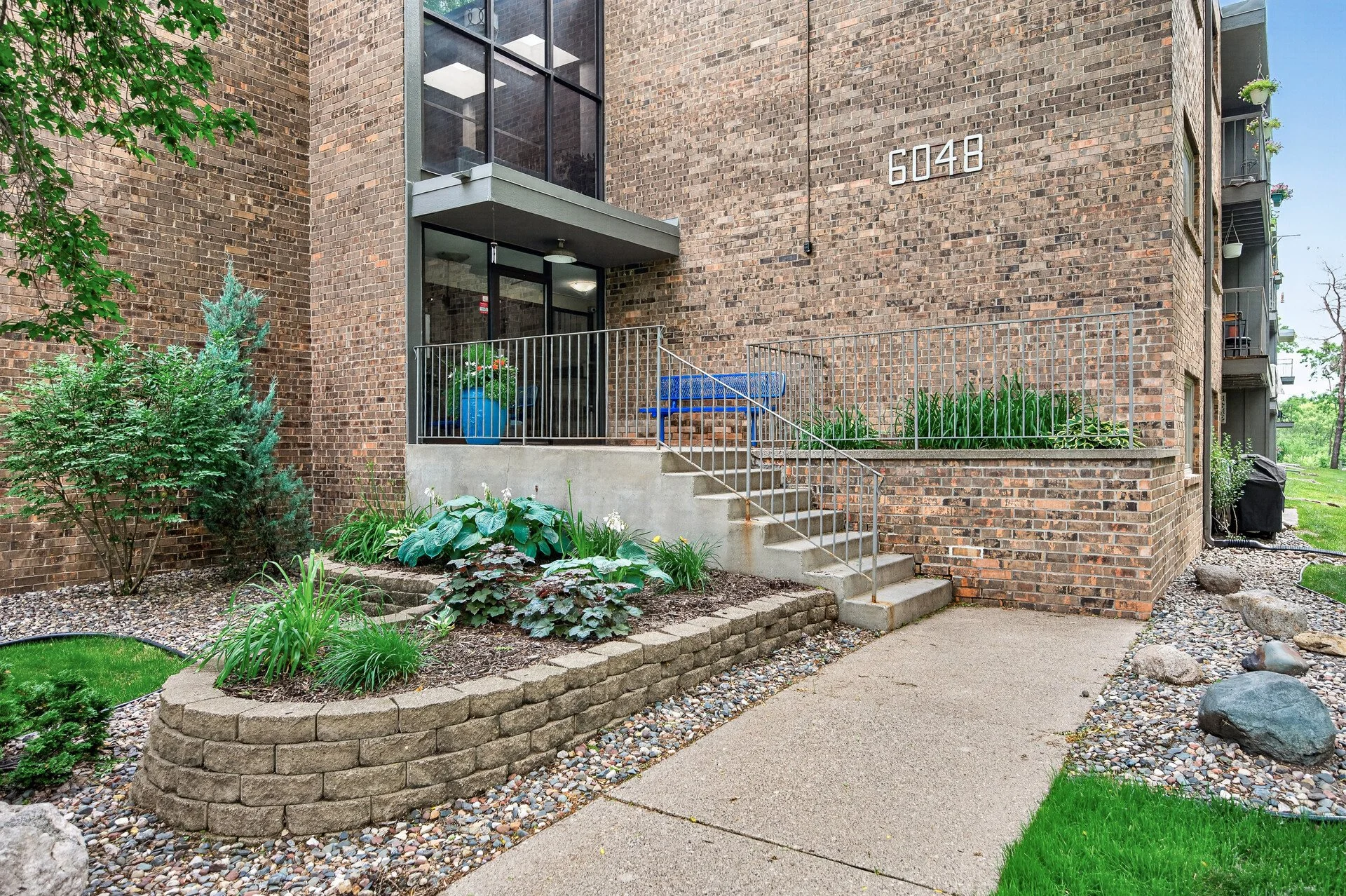 02_6048_Upper_51st_Ext_Ame2_mls.jpg