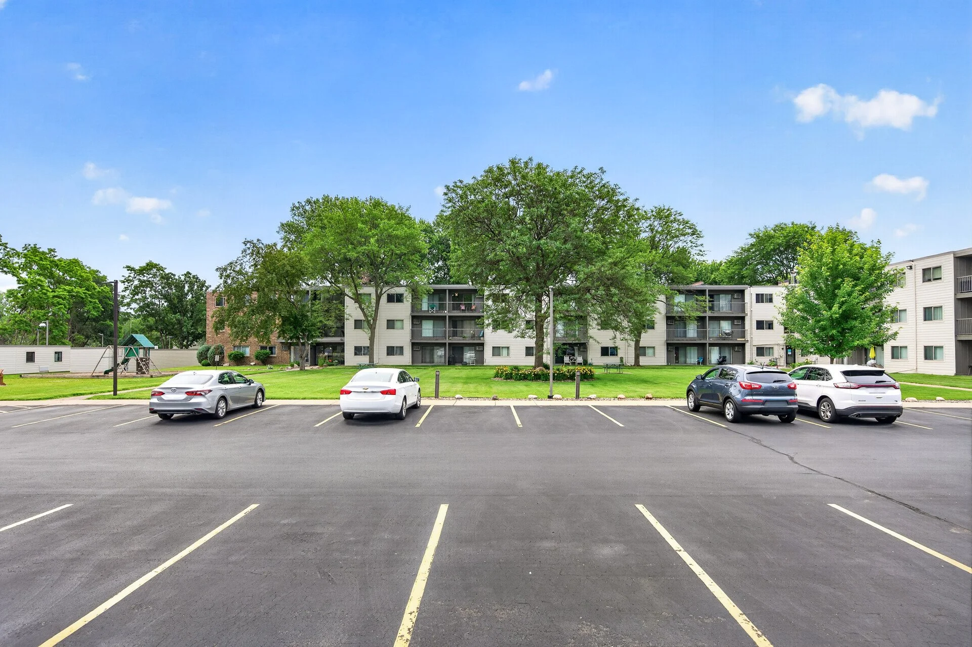 16_6048_Upper_51st_Ext_Ame16_mls.jpg