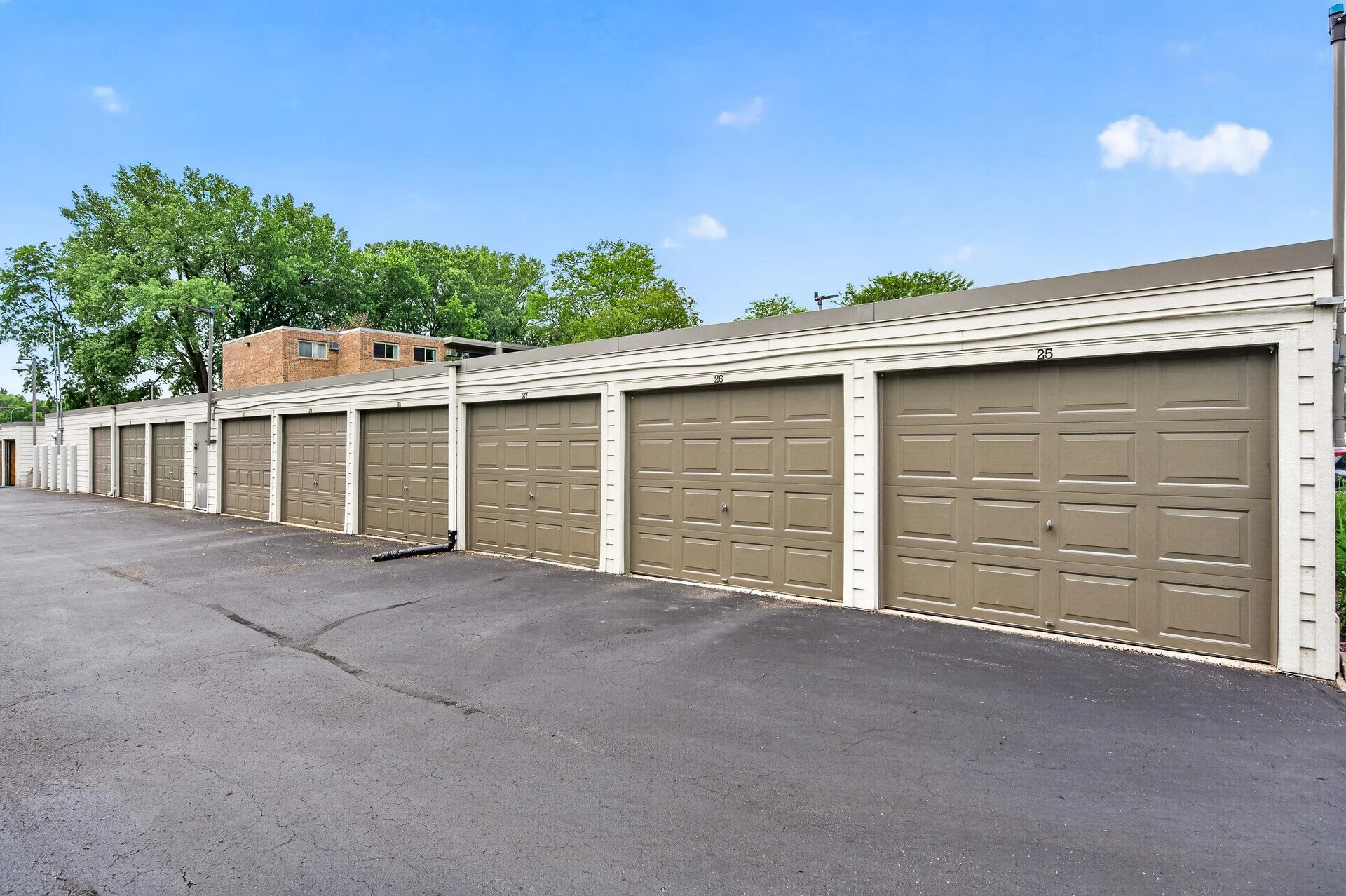 05_6048_Upper_51st_Ext_Ame5_mls.jpg