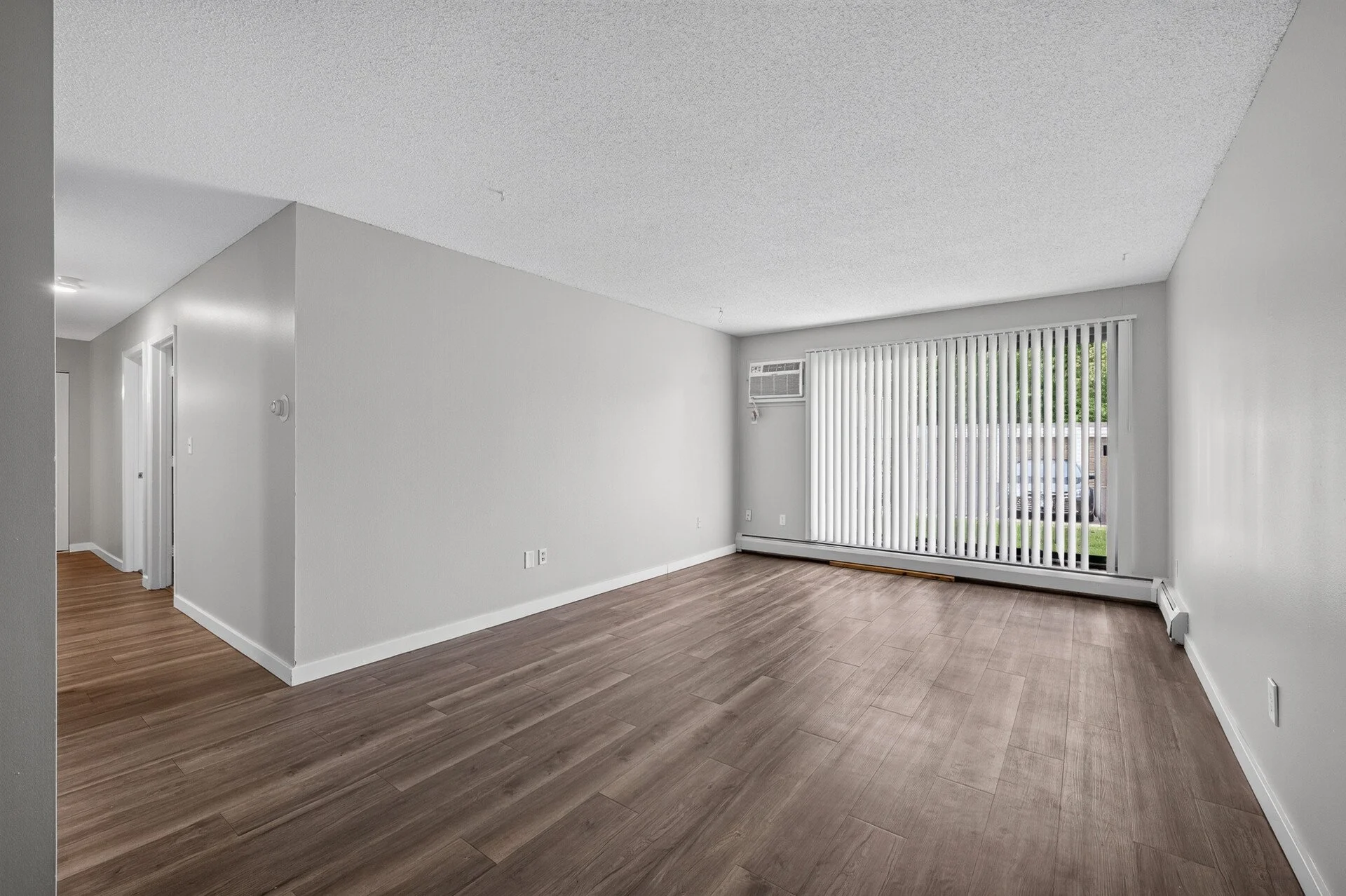 36_6048_Upper_51st_10511_mls.jpg
