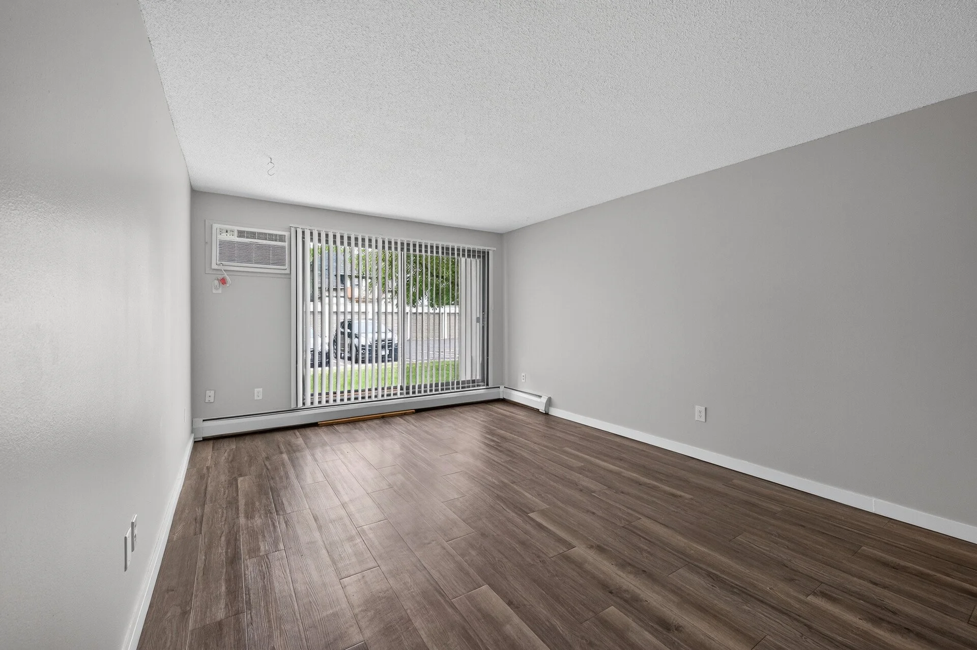 38_6048_Upper_51st_10513_mls.jpg