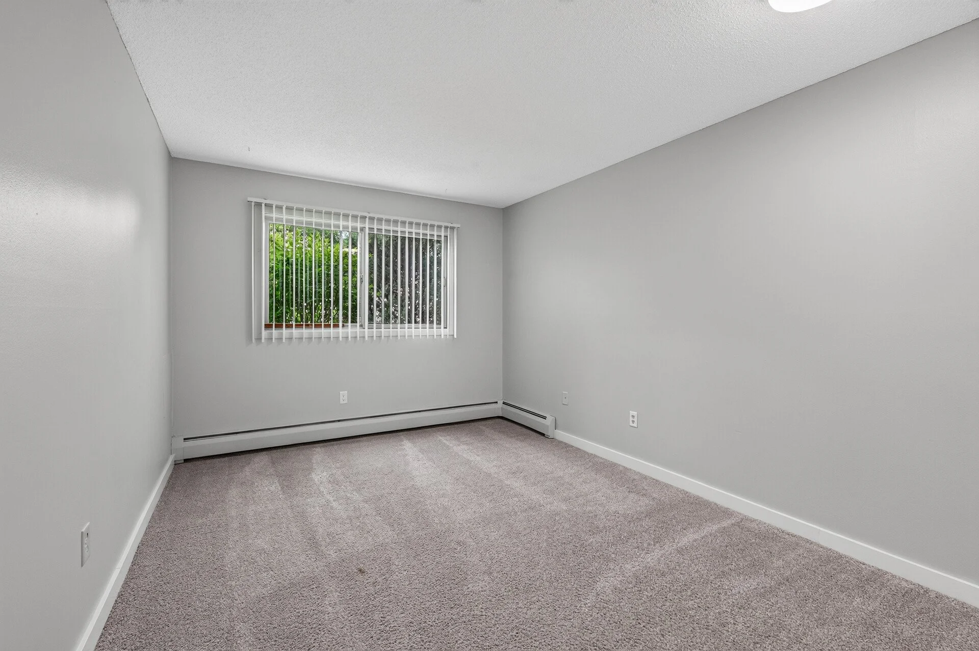 42_6048_Upper_51st_10517_mls.jpg
