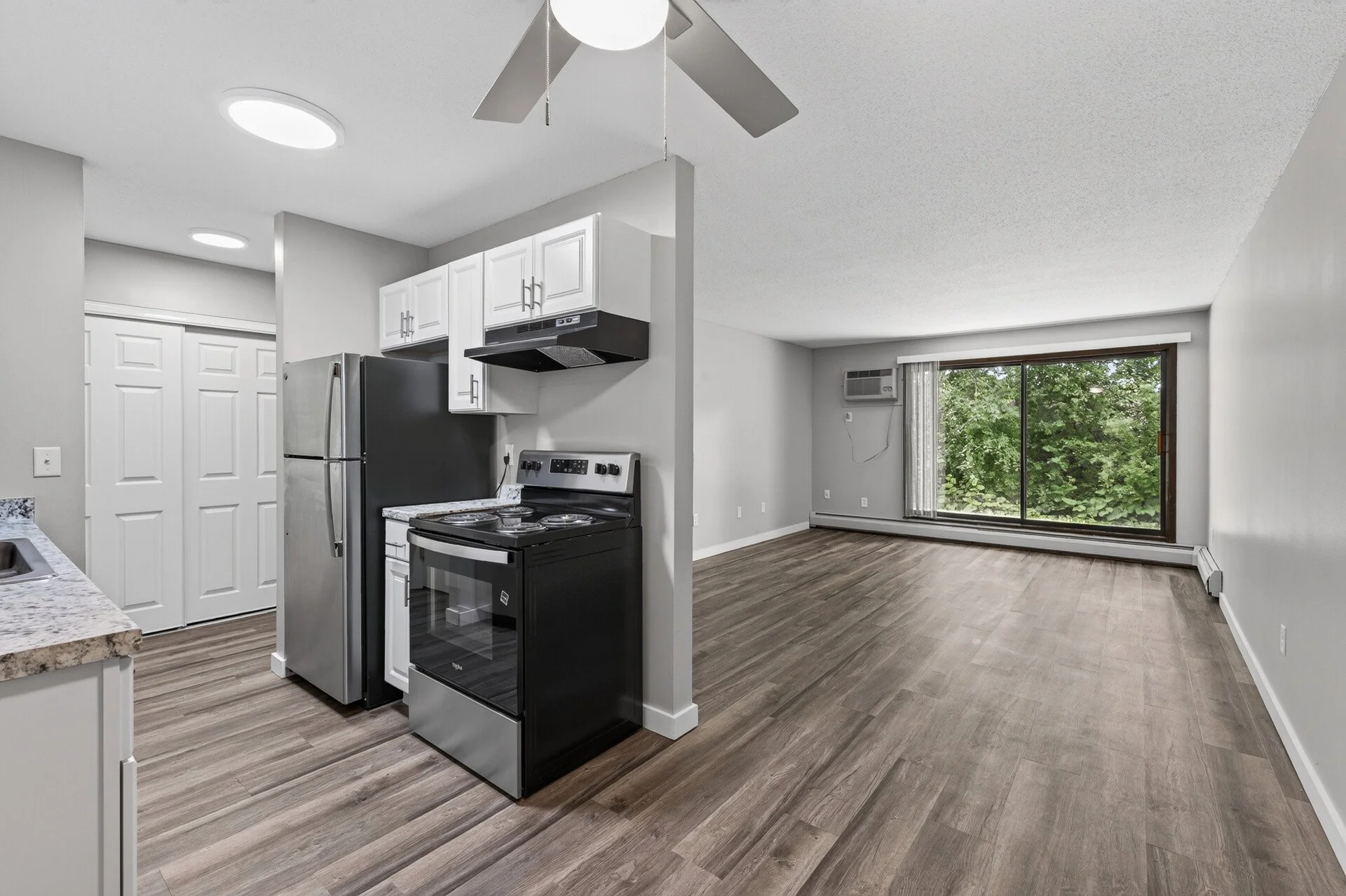 61_6048_Upper_51st_11811_mls.jpg