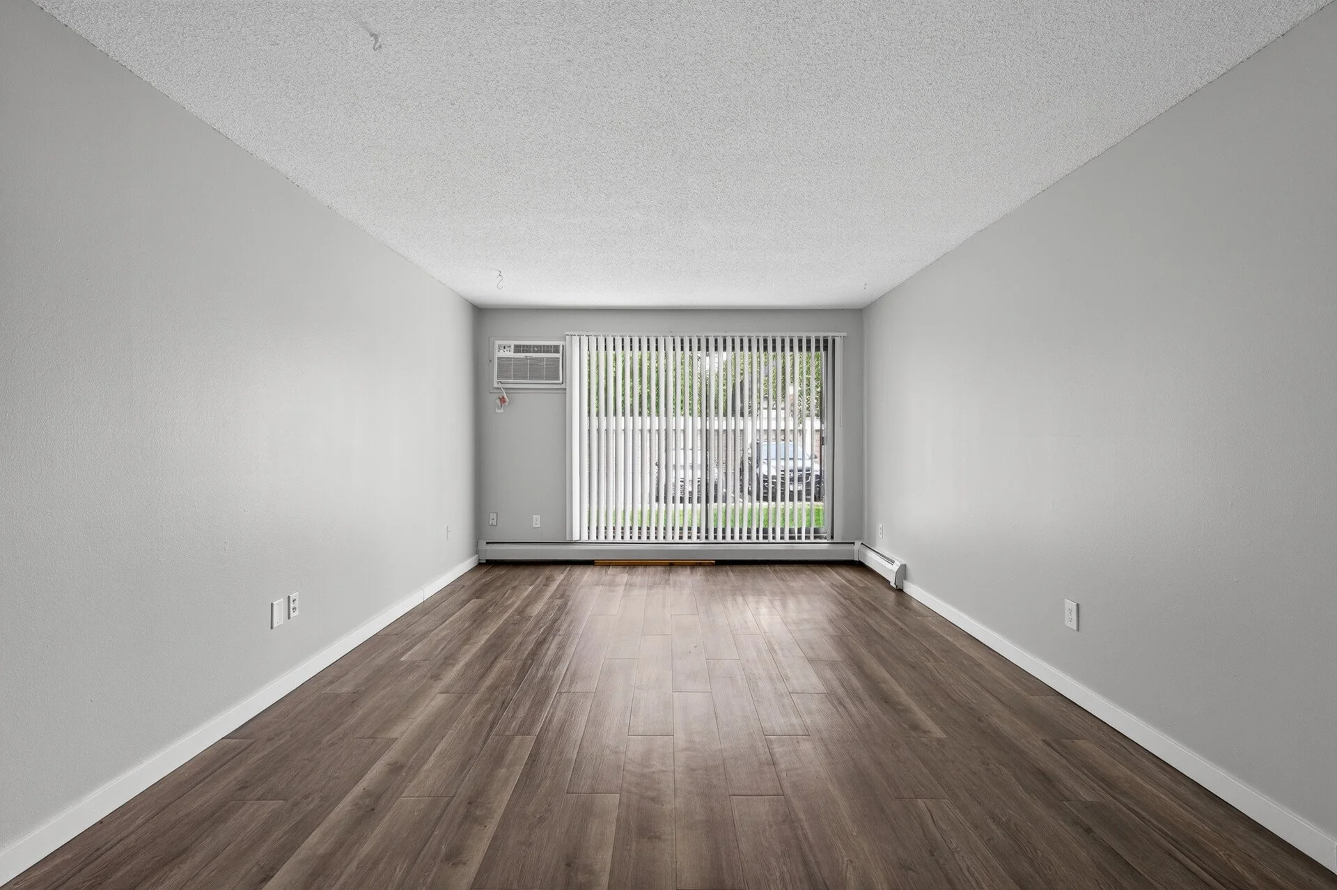 37_6048_Upper_51st_10512_mls.jpg