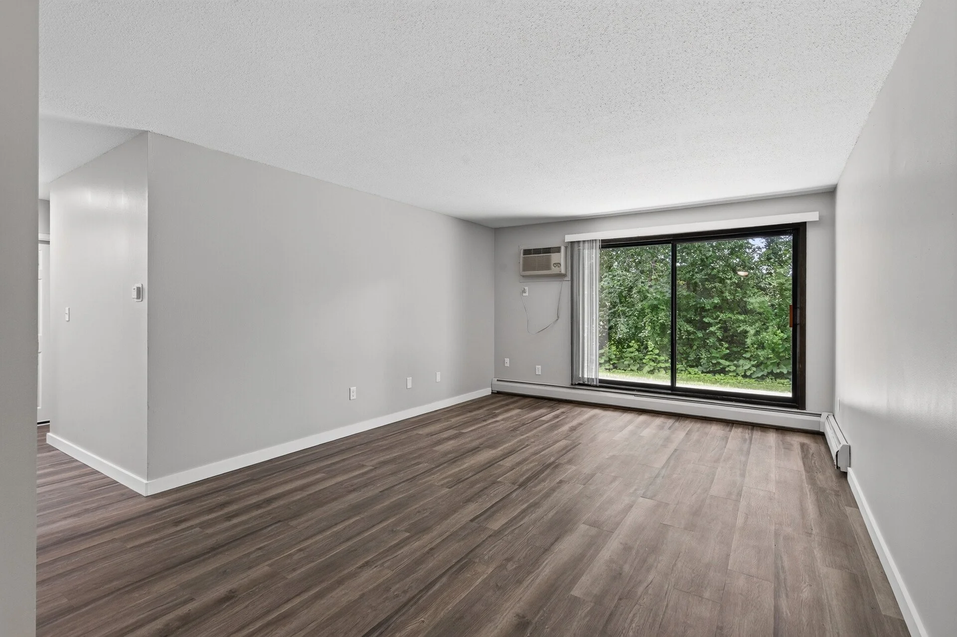 62_6048_Upper_51st_11812_mls.jpg