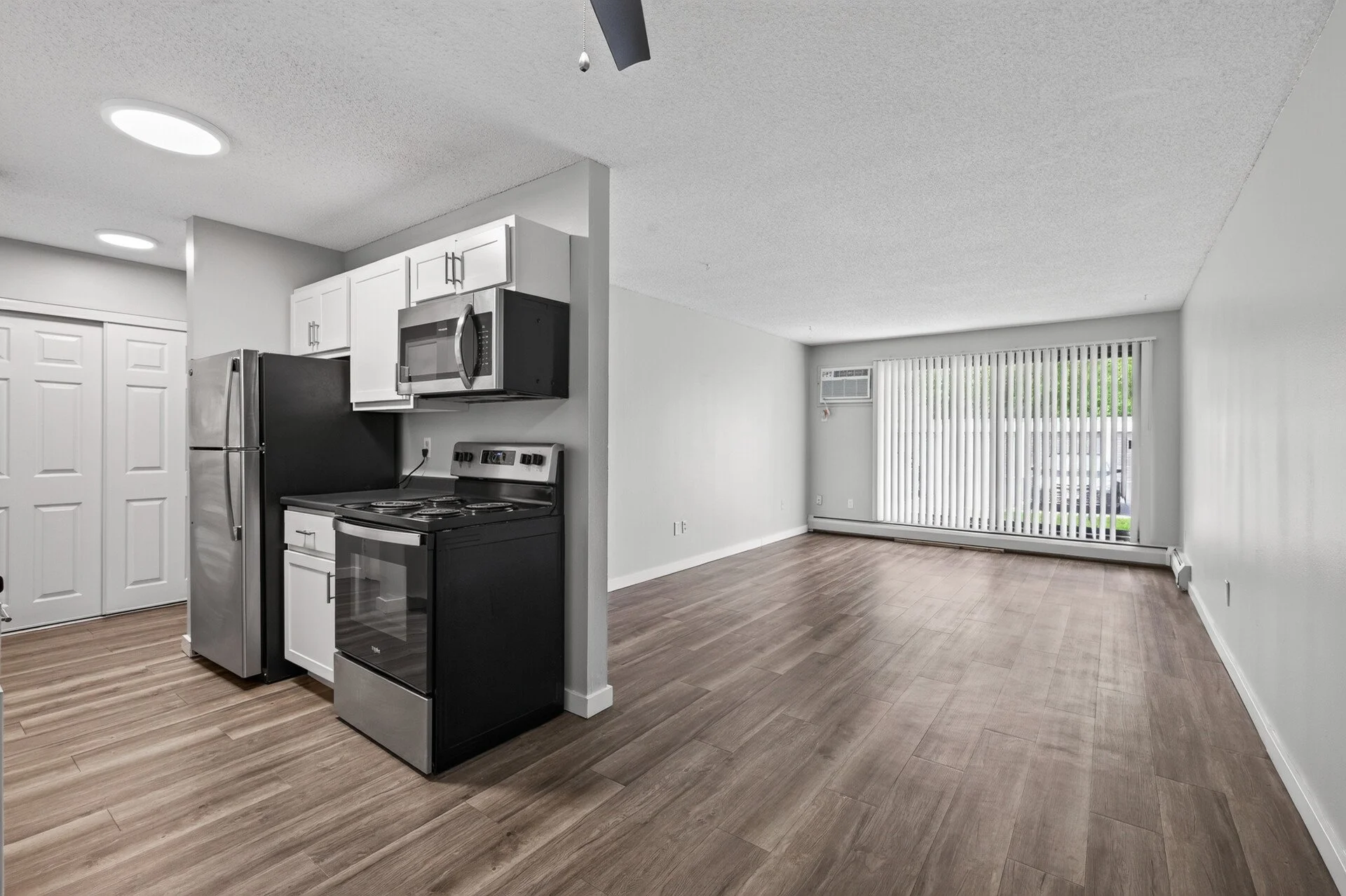 35_6048_Upper_51st_10510_mls.jpg