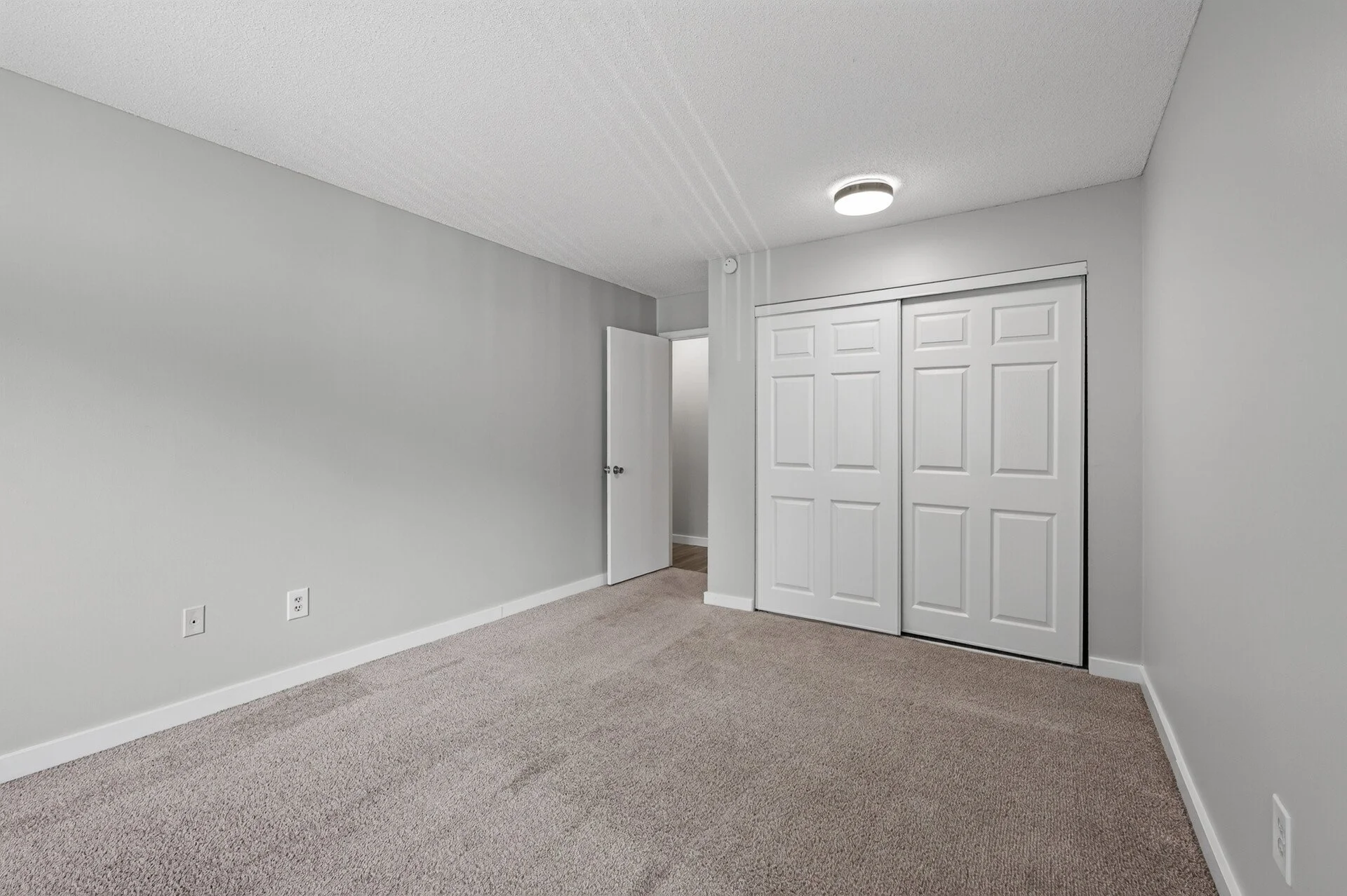 46_6048_Upper_51st_10521_mls.jpg