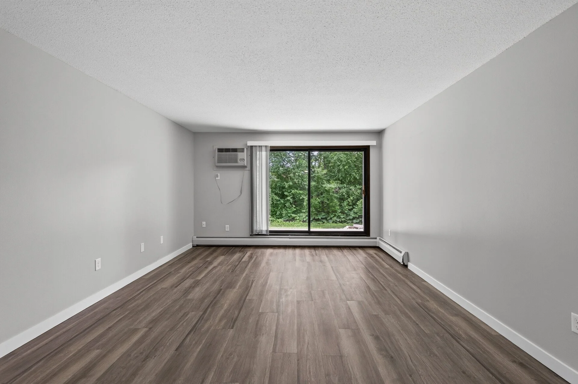 63_6048_Upper_51st_11813_mls.jpg
