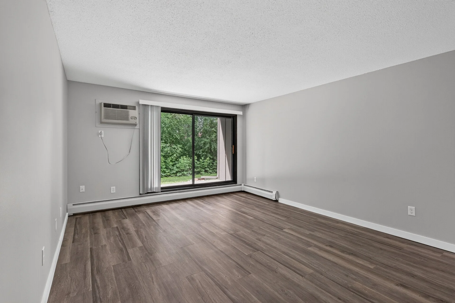64_6048_Upper_51st_11814_mls.jpg