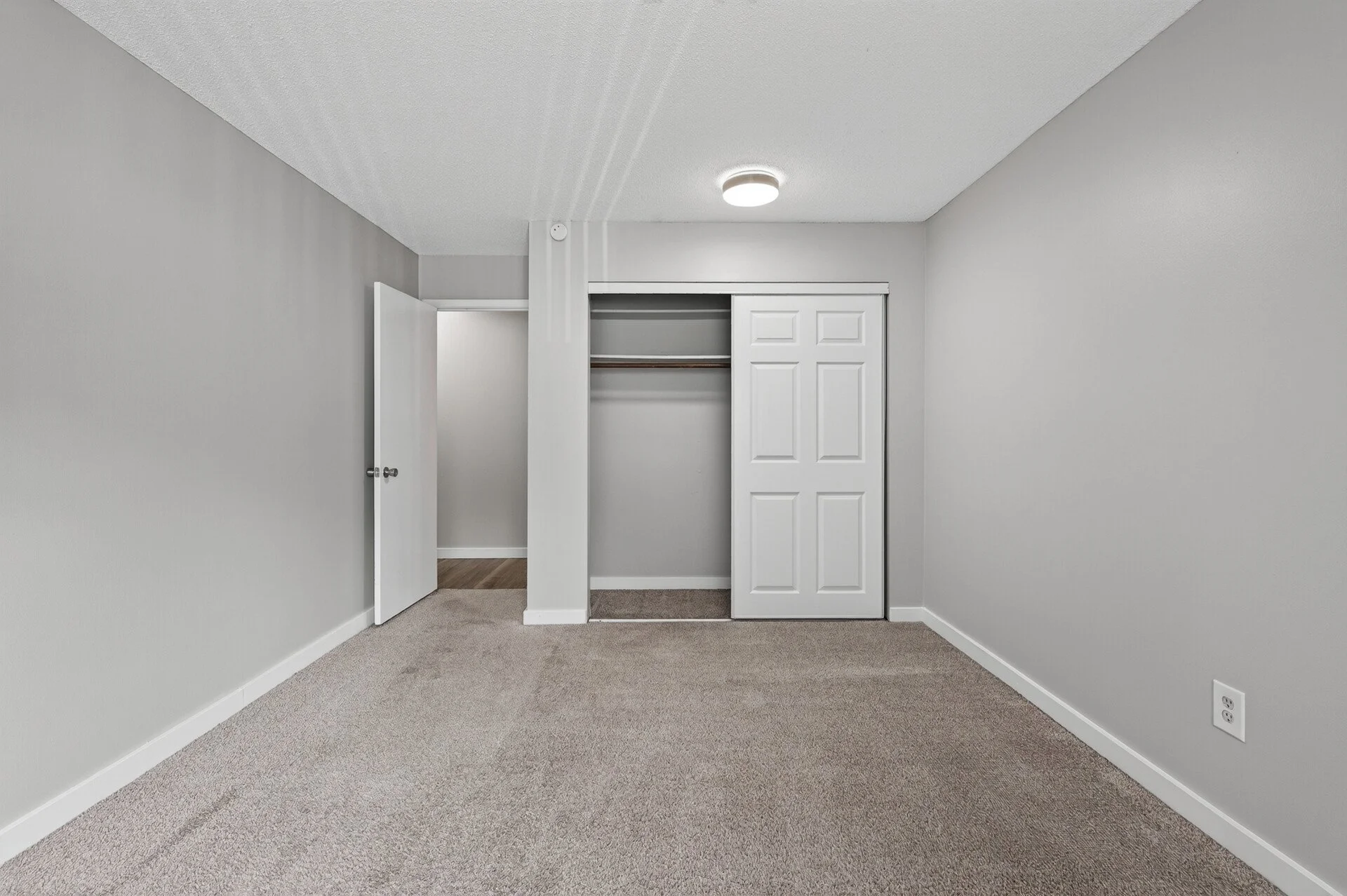 47_6048_Upper_51st_10522_mls.jpg