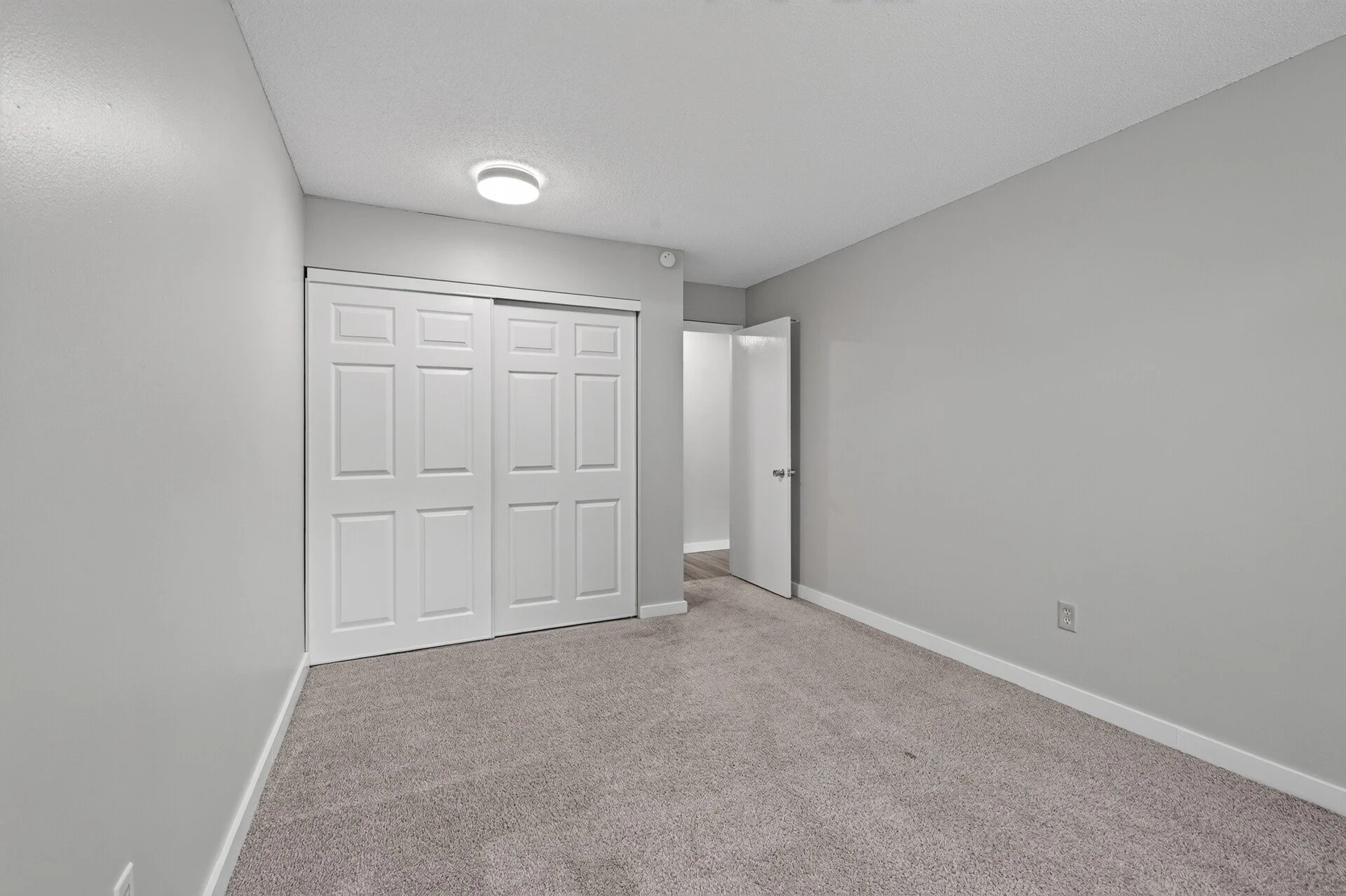 43_6048_Upper_51st_10518_mls.jpg