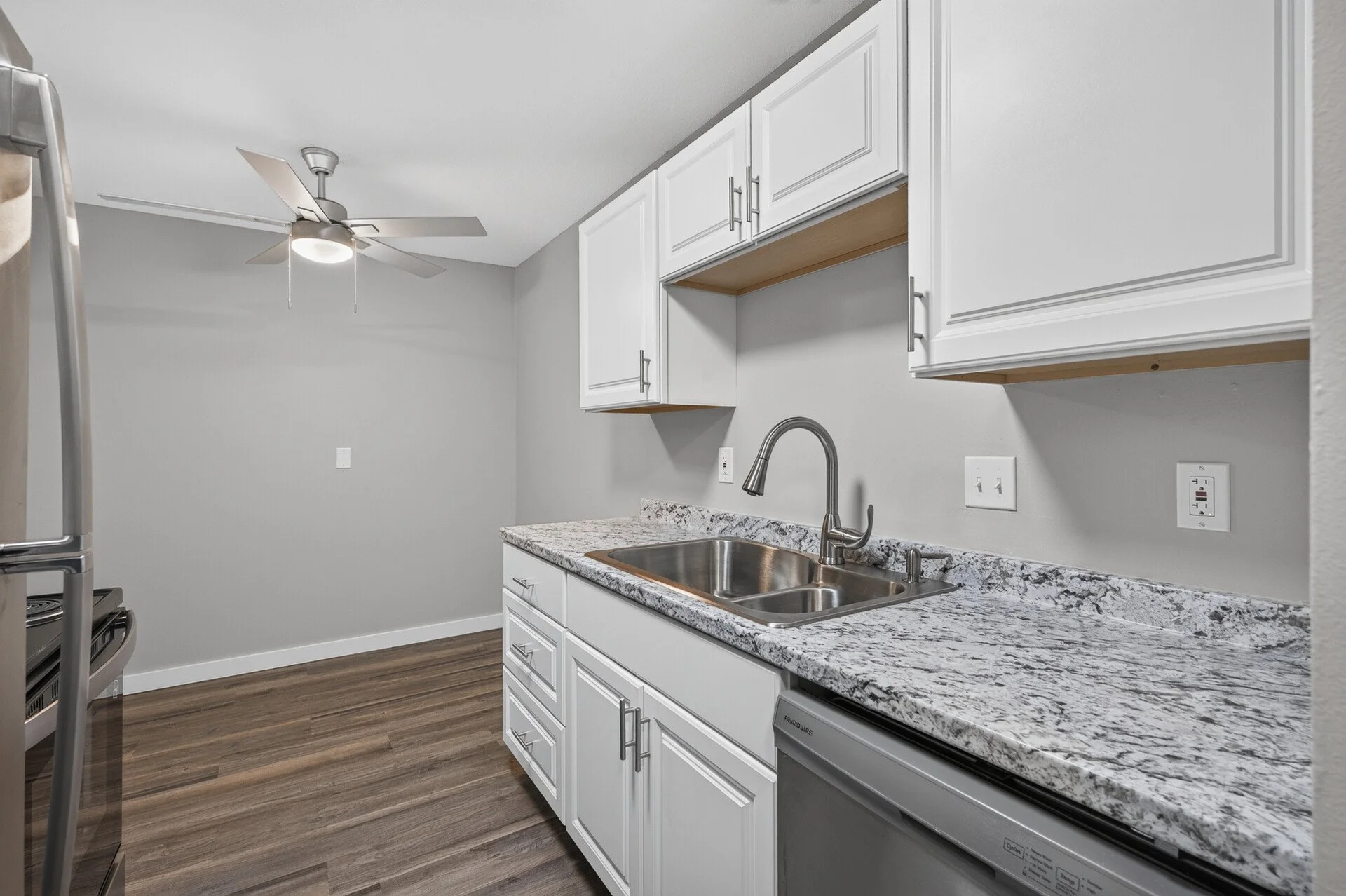 54_6048_Upper_51st_1184_mls.jpg