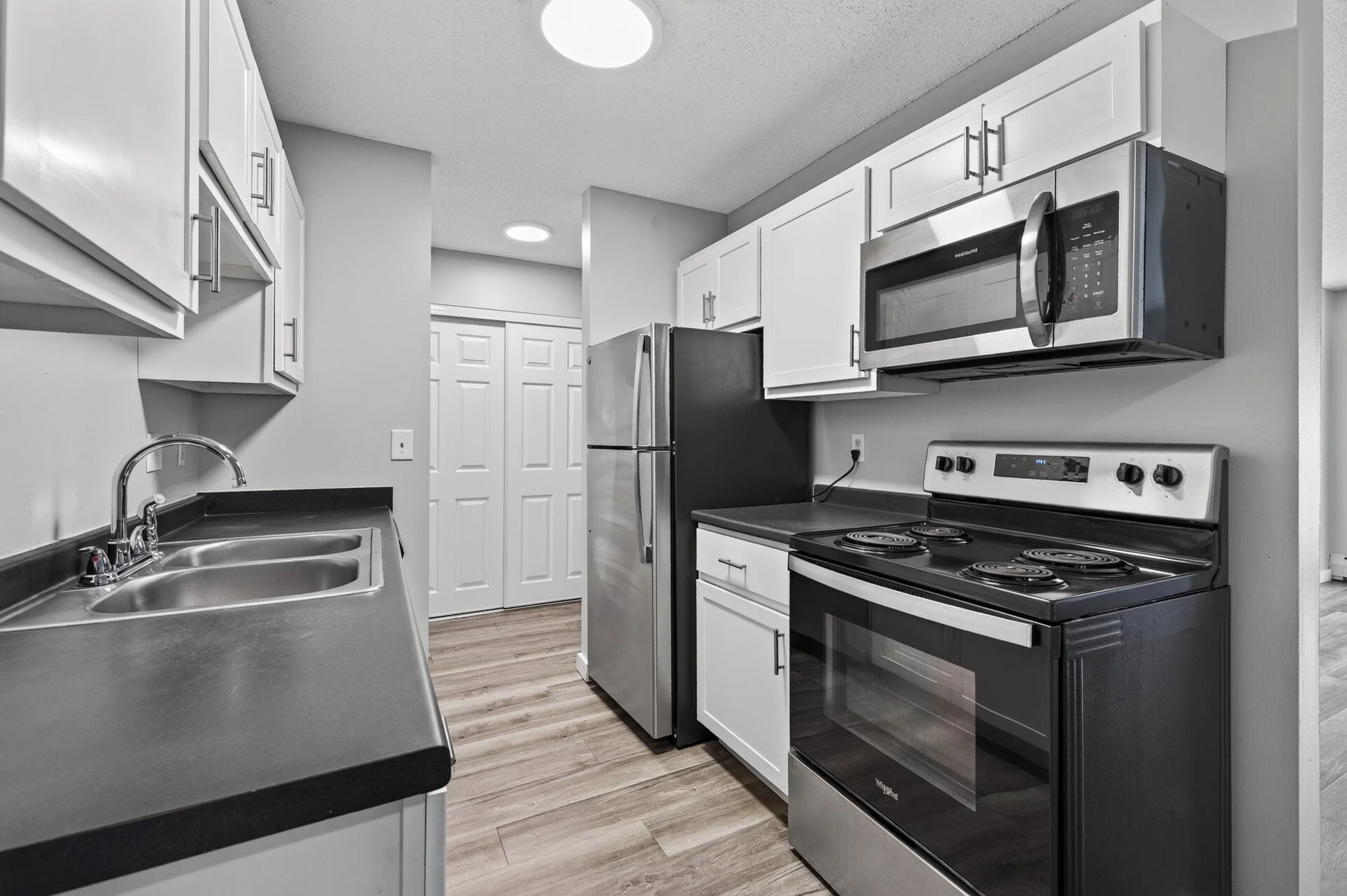 33_6048_Upper_51st_1058_mls.jpg