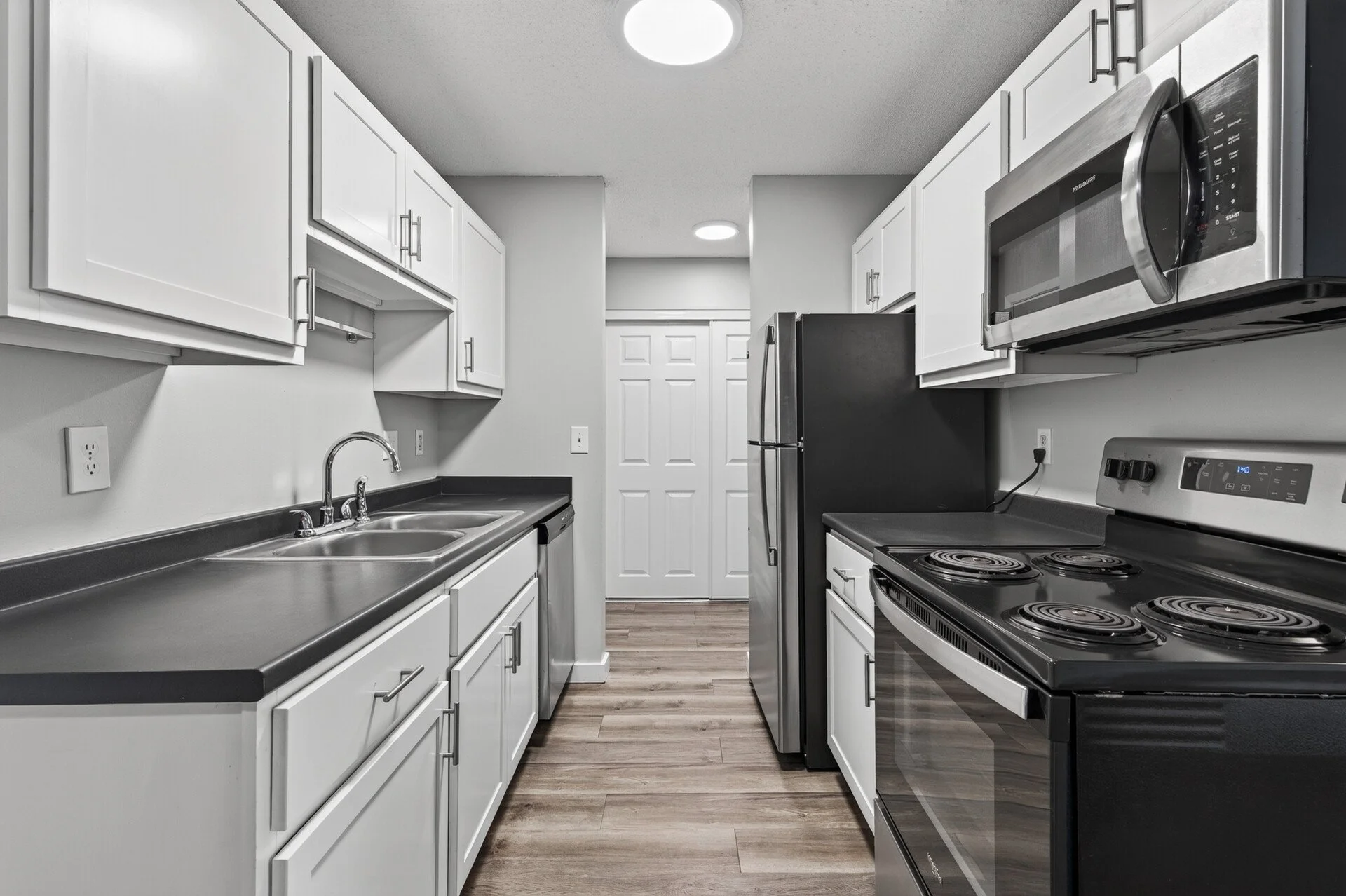 31_6048_Upper_51st_1056_mls.jpg