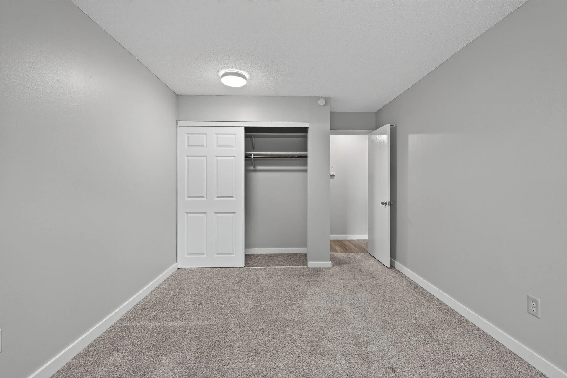 44_6048_Upper_51st_10519_mls.jpg