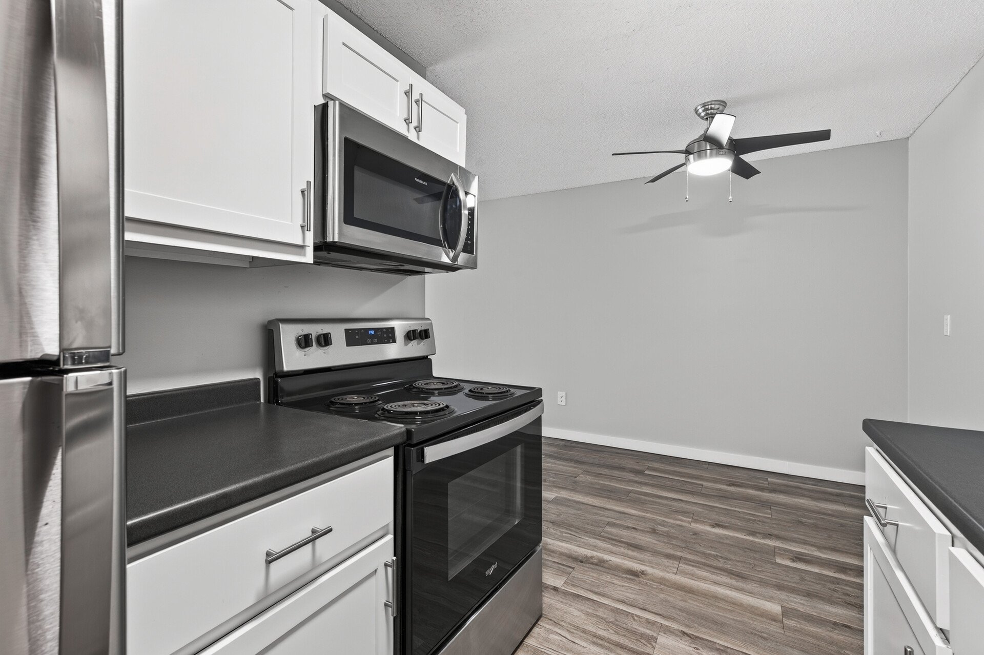 30_6048_Upper_51st_1055_mls.jpg