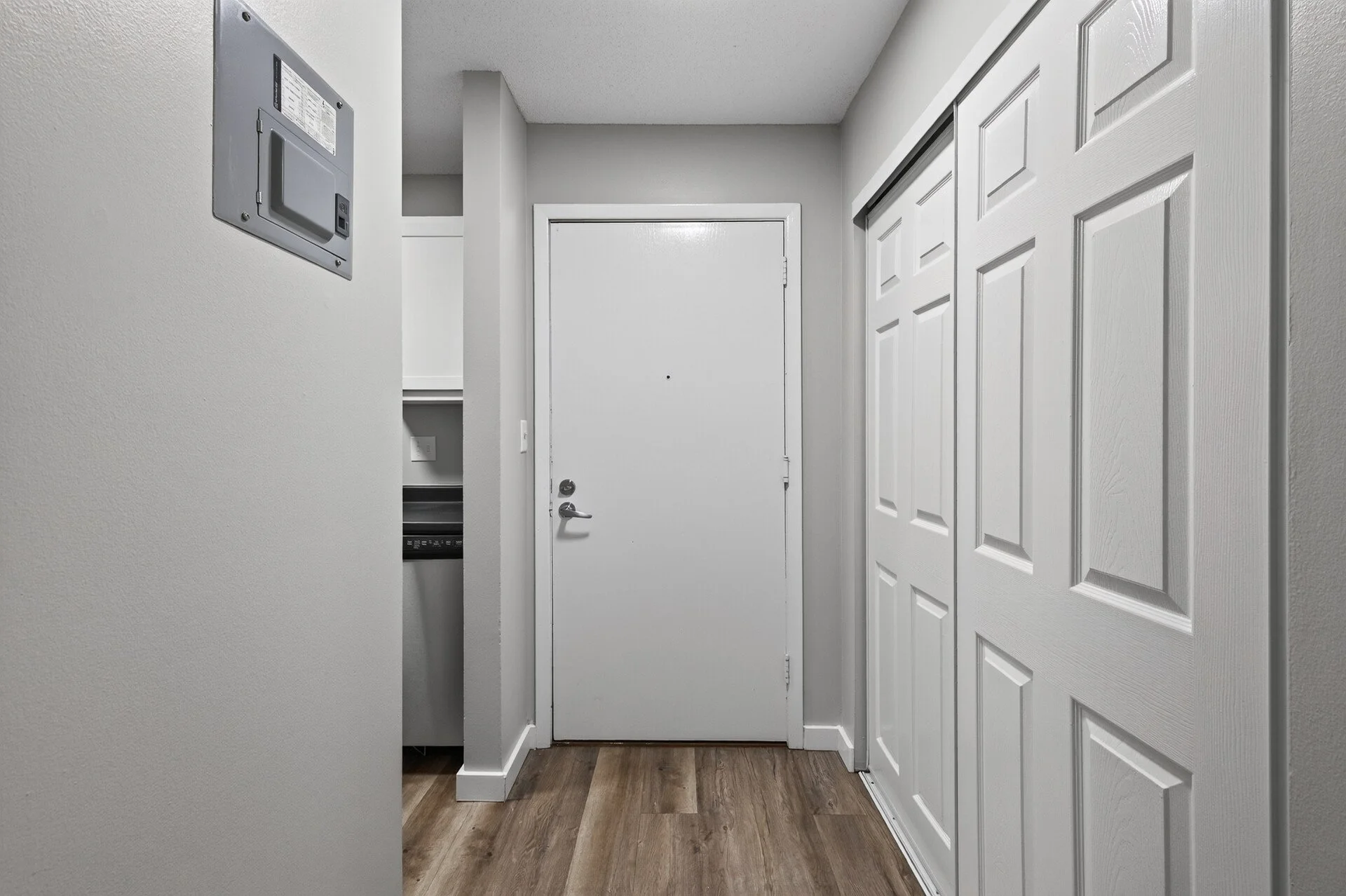 26_6048_Upper_51st_1051_mls.jpg