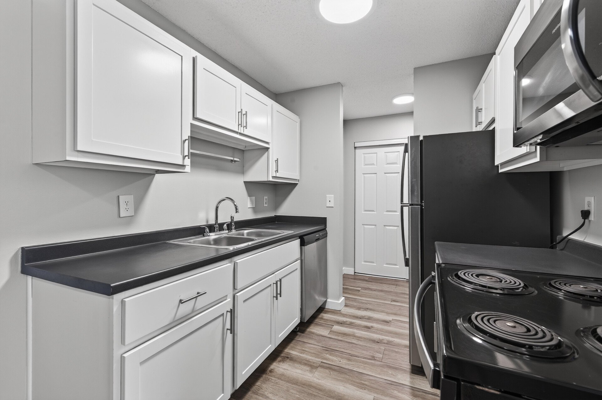32_6048_Upper_51st_1057_mls.jpg