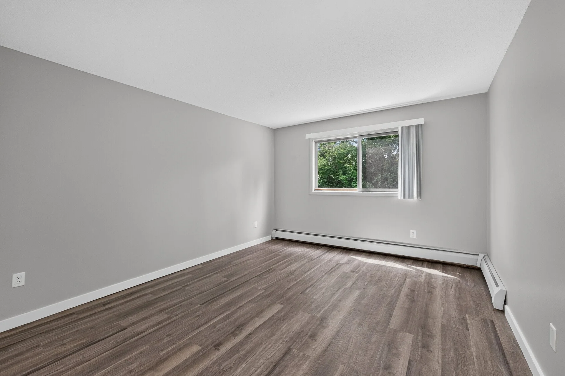 70_6048_Upper_51st_11820_mls.jpg