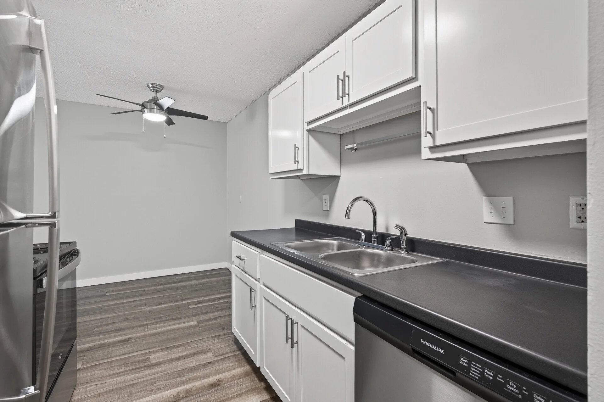 29_6048_Upper_51st_1054_mls.jpg