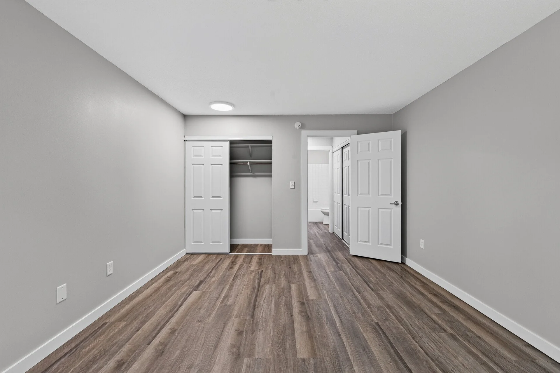 72_6048_Upper_51st_11822_mls.jpg