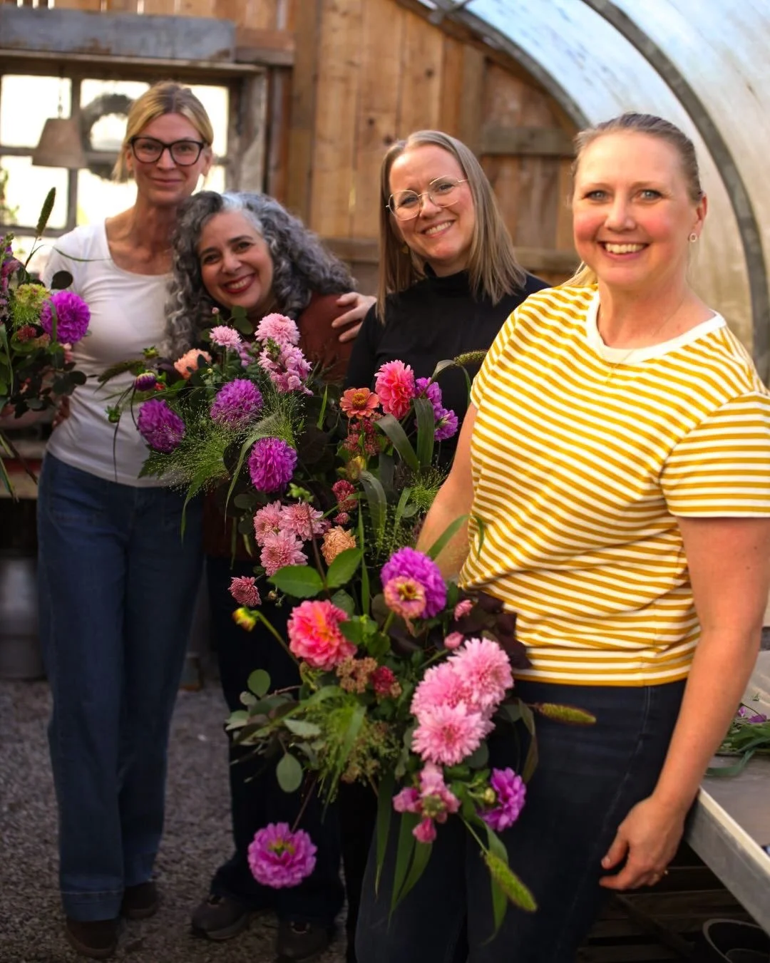 Vilken H&Auml;RLIG dag vi haft p&aring; bukettkurs p&aring; Tirup idag! 😍💐 Bindningsteknik, snittblomsl&auml;ra, tips och trix! Detta kombinerat med glada skratt och god fika - trevligt! Tack alla som var med 🥰