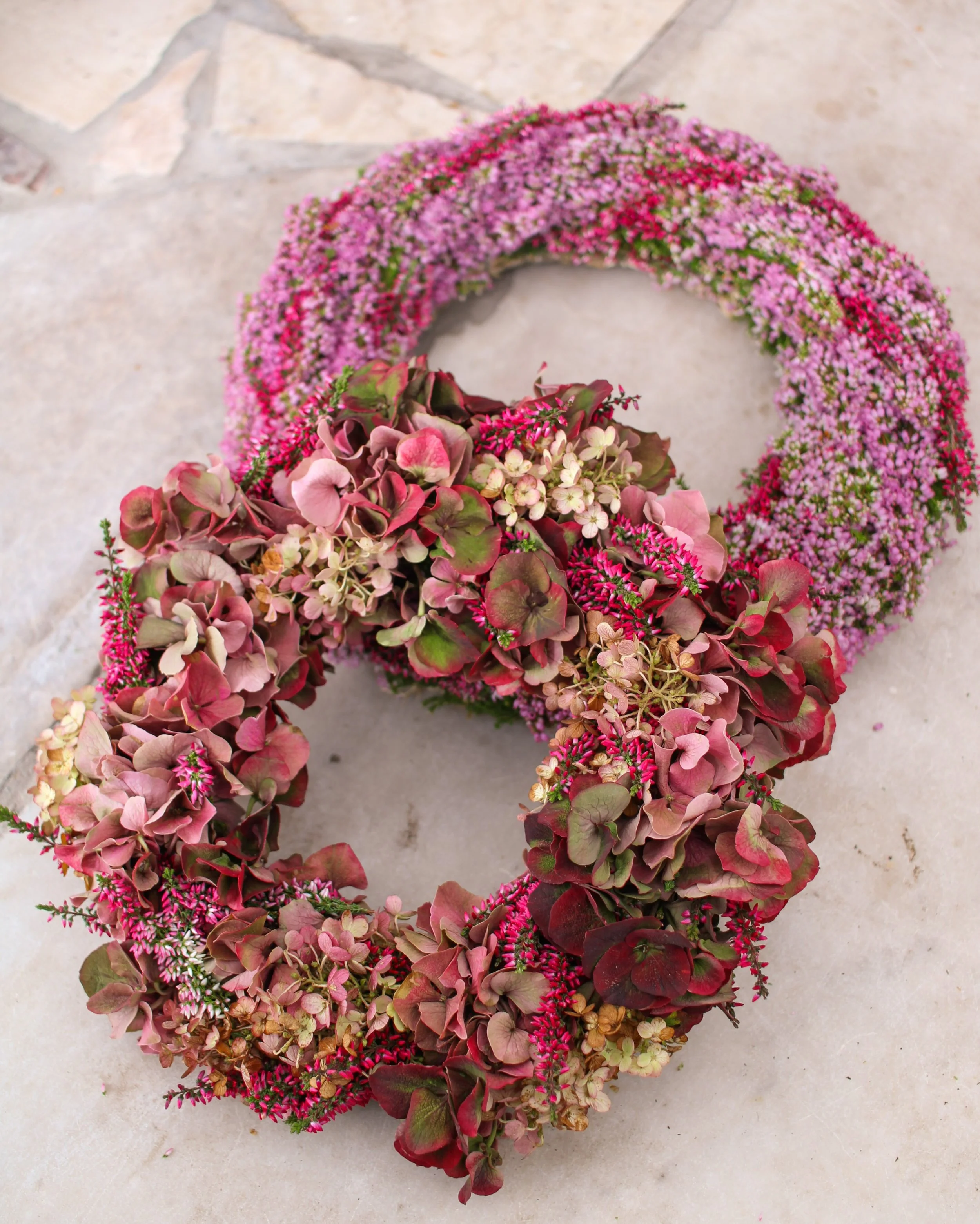 H&ouml;stkransarnas tid &auml;r h&auml;r! 
Hortensia och ljungkransar 🥰 Lika fint p&aring; d&ouml;rren som p&aring; bordet!
G&aring;r ocks&aring; fint att smycka graven med till Alla Helgon.