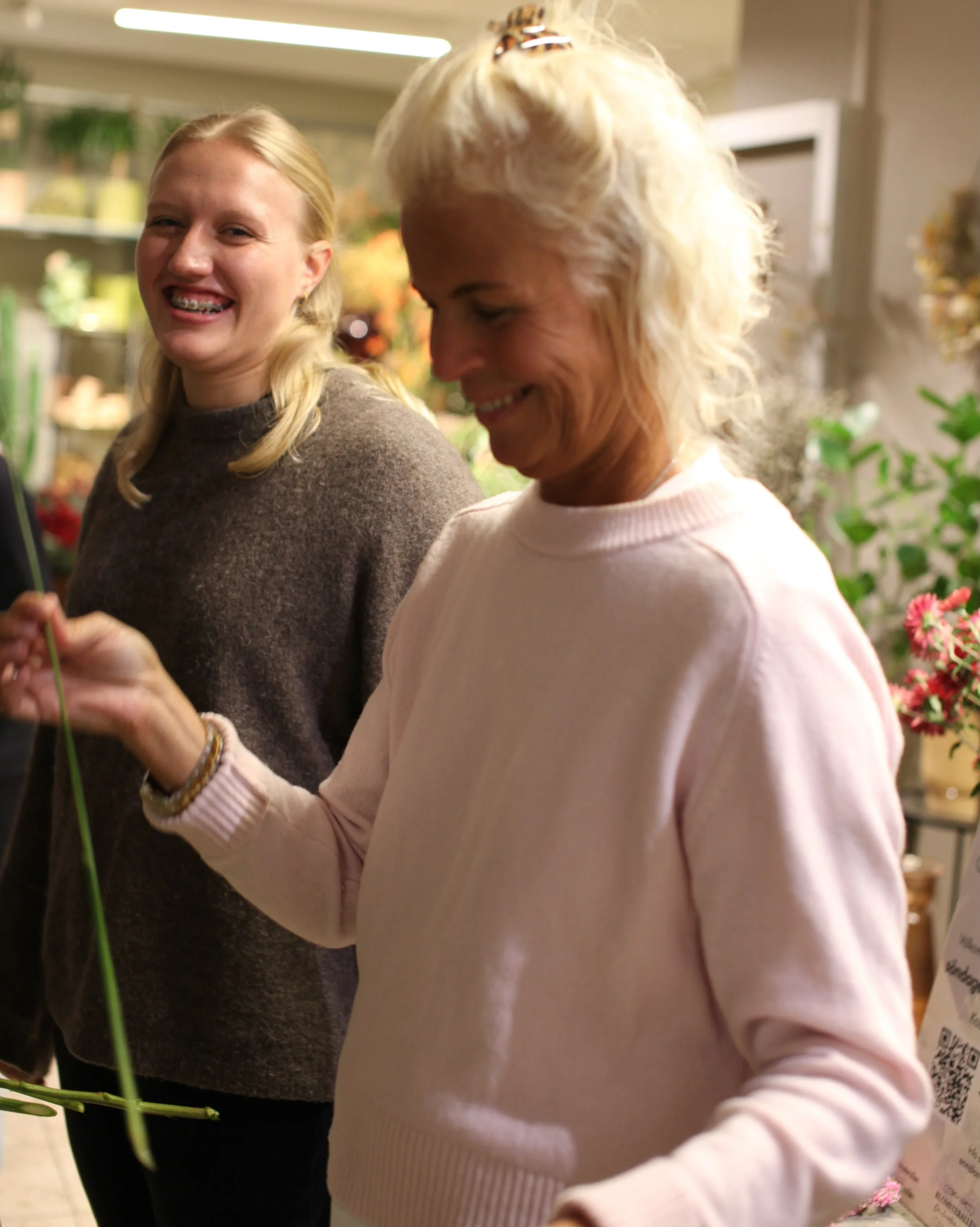 Bukettkurs p&aring; Blomstra ig&aring;r kv&auml;ll! 😍💐 Ett h&auml;rligt engagerat g&auml;ng. Vi hann testa binda b&aring;de luftigt och kompakta buketter, det blev fika och g&ouml;tt h&auml;ng 😁

N&auml;sta kurs p&aring; Blomstra blir julkrans den