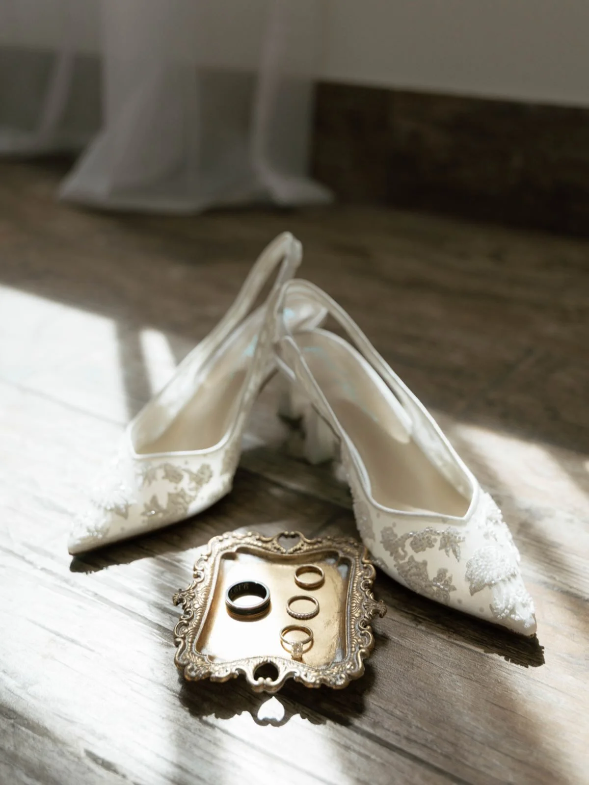Love finding natural light coming through windows to play with for detail shots😍 

#arizonaweddingphotographer #phoenixweddingphotographer #phoenixphotographer #arizonaphotographer #scottsdaleweddingphotographer