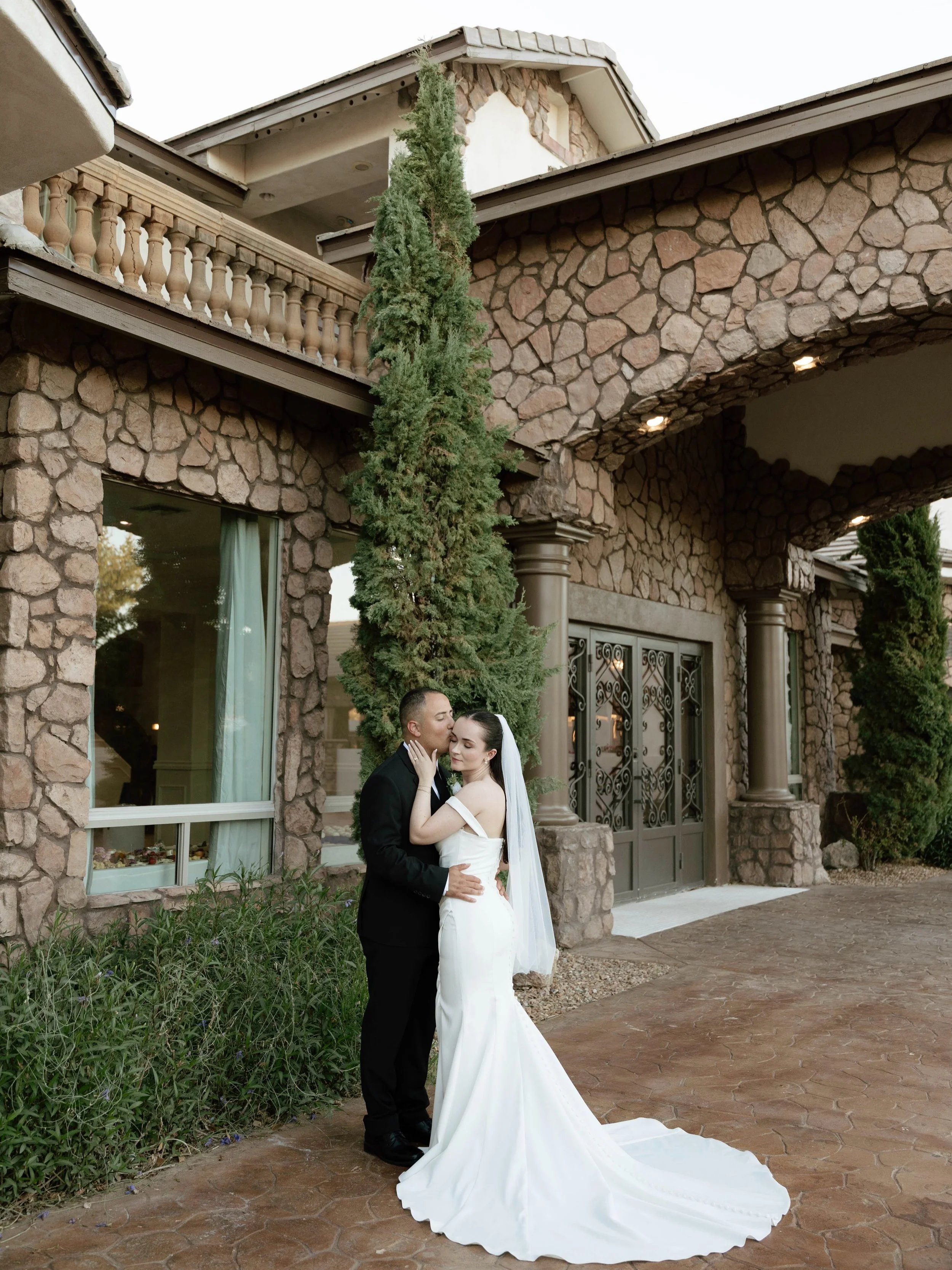 First wedding of the season was amazing! This season is going to be crazy busy but SO good! 21 more weddings until the end of the year!!🤪 Let&rsquo;s goooo!

#arizonaweddingphotographer #phoenixweddingphotographer #phoenixphotographer #arizonaphotog
