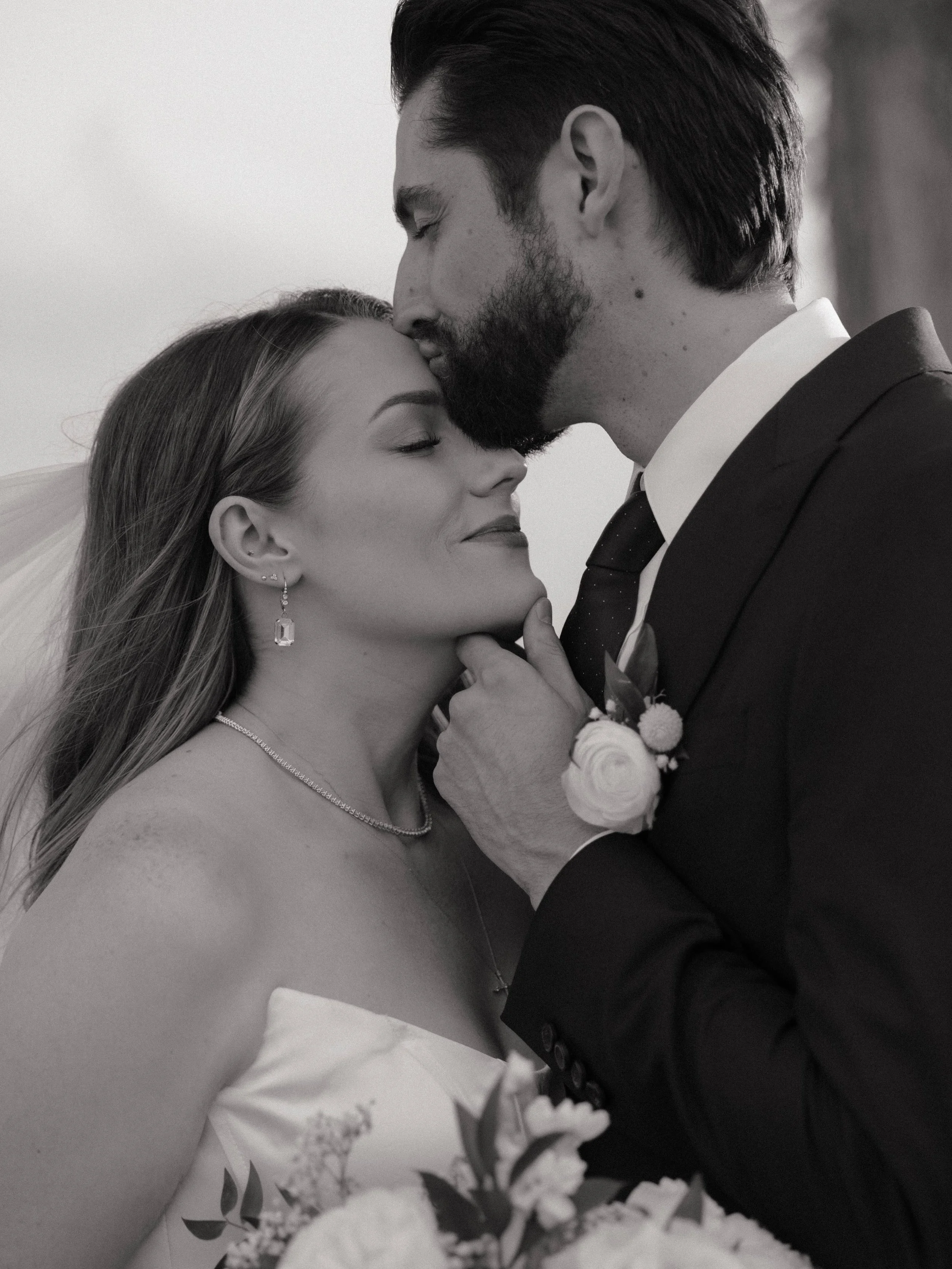 Couldn&rsquo;t decide between B&amp;W or color so you get both🤍

#arizonaweddingphotographer #phoenixweddingphotographer #phoenixphotographer #arizonaphotographer #scottsdaleweddingphotographer