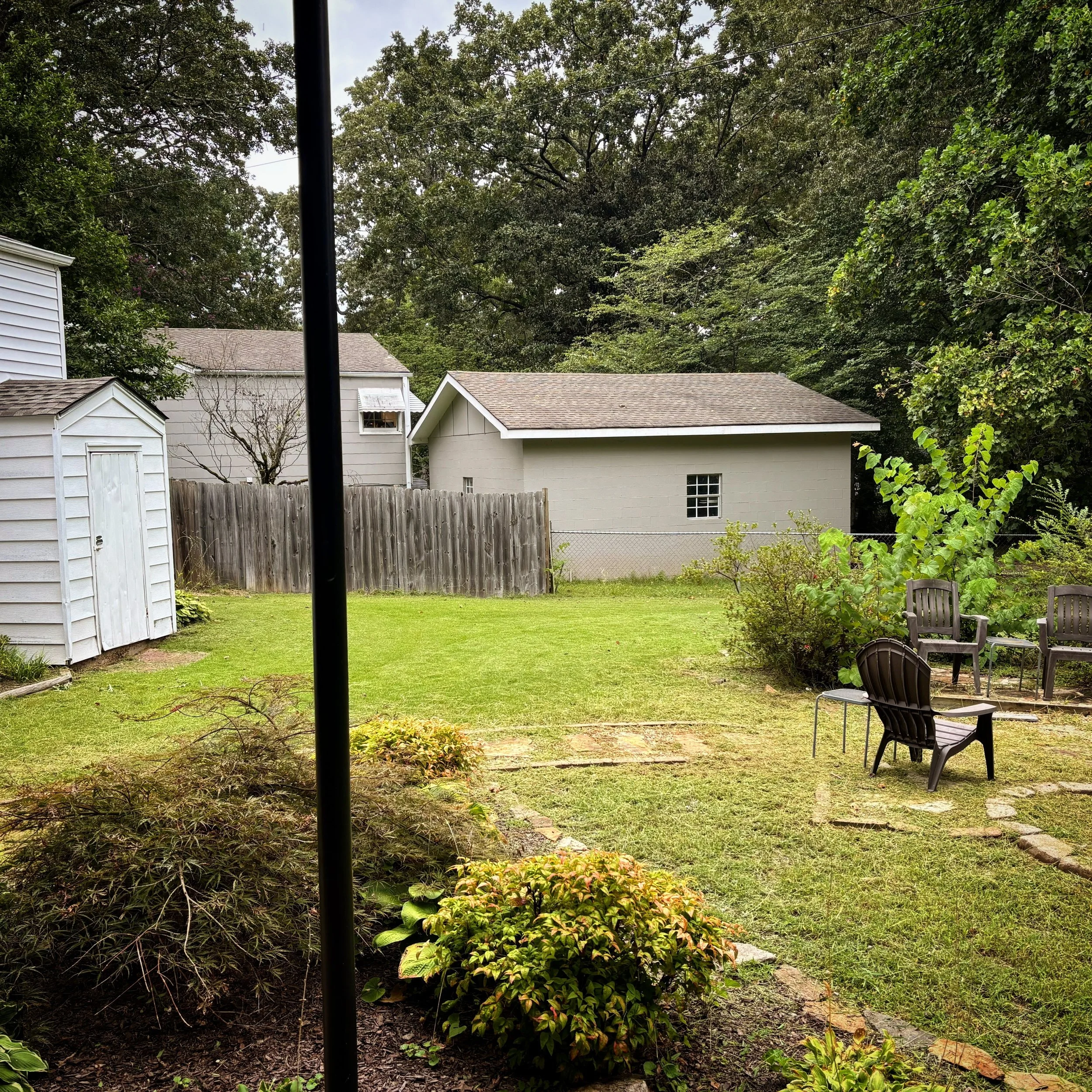 Back yard weedeat and clean up around landscaping
#yards #landscaping #mow