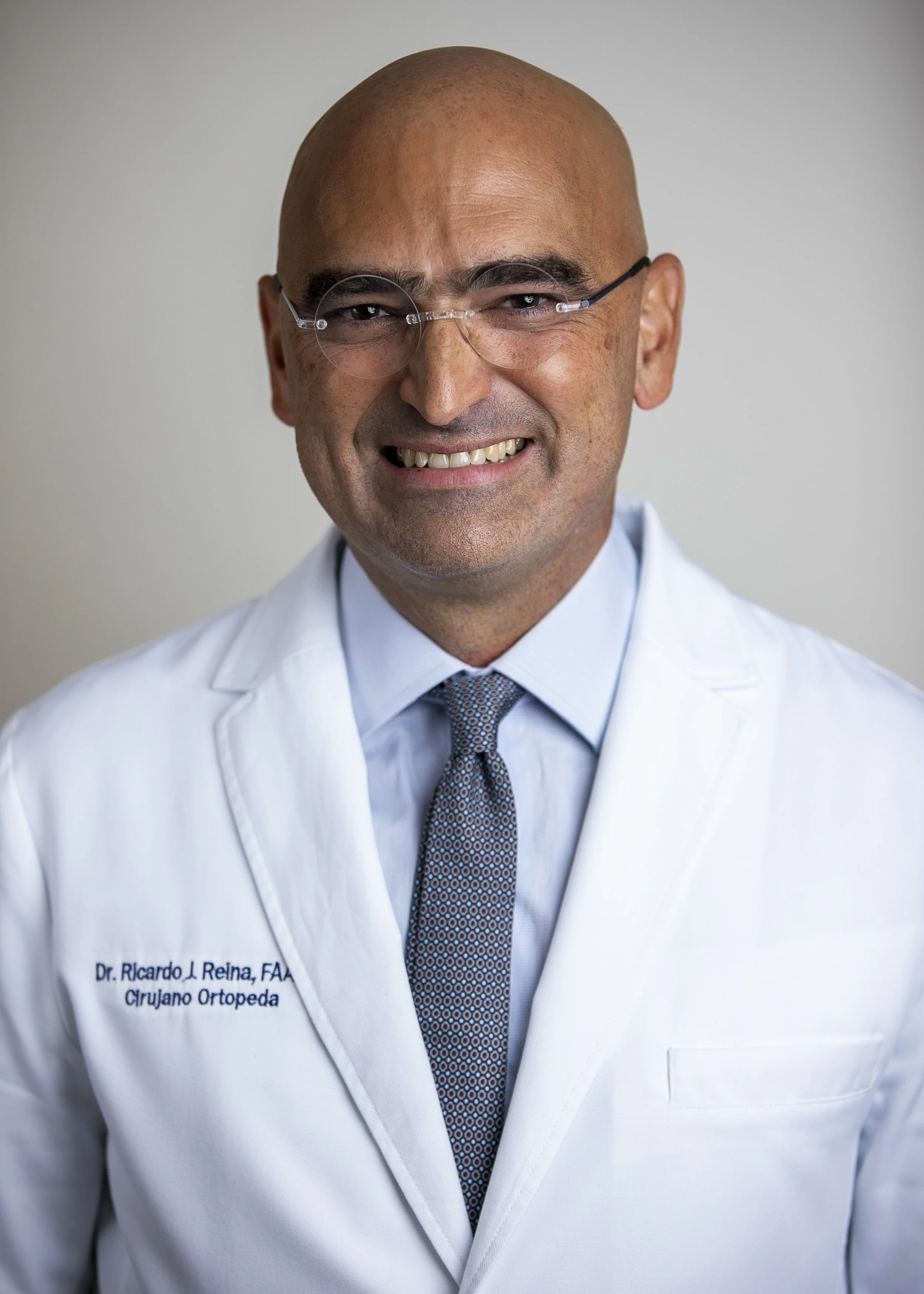Ricardo J. Reina Sanabria, MD, FAOOS - Fundador y Director Médico · Cirujano Ortopeda - Reina Joint Center
